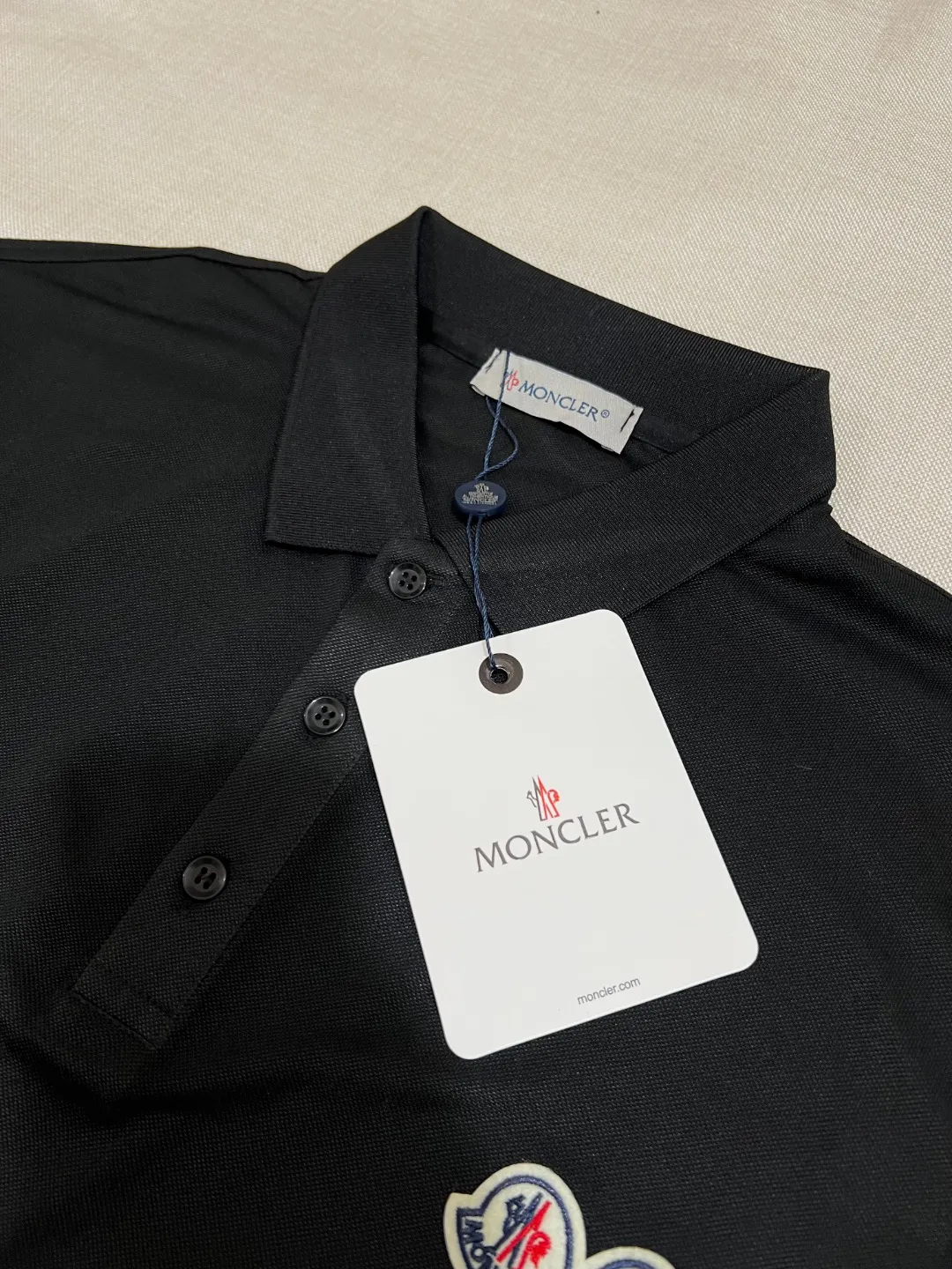 P150 MONCLER 2025ss summer ice silk quick-drying polo shirt, double-label commemorative version synchronized with the official website, short-sleeved T-shirt customized with the same vat-dyed fabric, very comfortable to the touch, light and breathable with a stylish upper body, the latest spring and summer brick cabinet synchronization, logo details in place, original clothing with nfc scan code identification, very versatile style, first choice for business people, wearing a business-sound temperament, a must-have, hangtag Collar label: washed wheat, complete with three labels, color: black, white; size XS-2XL [regular version]