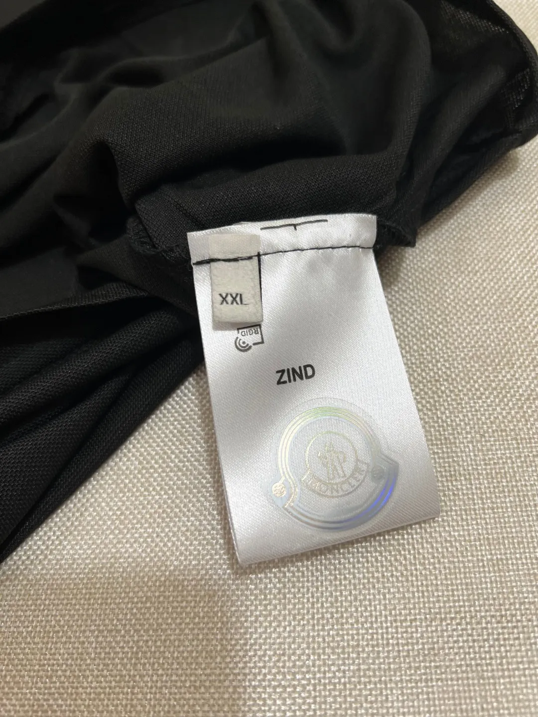 P150 MONCLER 2025ss summer ice silk quick-drying polo shirt, double-label commemorative version synchronized with the official website, short-sleeved T-shirt customized with the same vat-dyed fabric, very comfortable to the touch, light and breathable with a stylish upper body, the latest spring and summer brick cabinet synchronization, logo details in place, original clothing with nfc scan code identification, very versatile style, first choice for business people, wearing a business-sound temperament, a must-have, hangtag Collar label: washed wheat, complete with three labels, color: black, white; size XS-2XL [regular version]