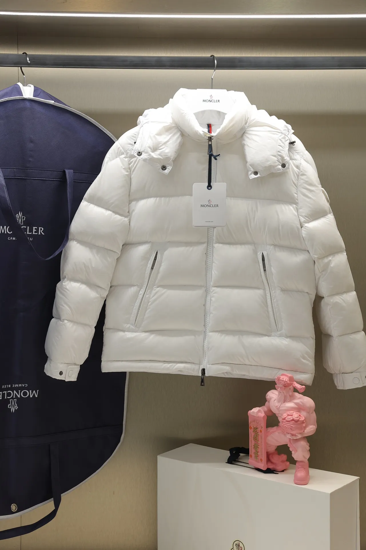 P700 24maire down new arrival ⬆️Moncler Maire women's short down jacket interprets Mayan classics Fabric: technical nylon lacquer surface Customer-supplied fabric Highly fluffy and over-standard 90 down filling The Maire down jacket is specially designed for those who like well-designed basic items. It is a classic Moncler style and a popular product. Made from iconic patented nylon, the Maire down jacket is a classic Moncler womenswear piece, with a short silhouette and timeless design. Made from patented nylon in a comfortable fit, it features a removable hood and performance details for comfort and warmth. ⚠️Made of lacquered nylon ⚠️Painted nylon lining ⚠️White goose-filled down ⚠️Detachable hood with snap buttons ⚠️Zip closure Zippered pockets ⚠️Adjustable snap-stud sleeves Size: 00-3. Style number: D1648098400