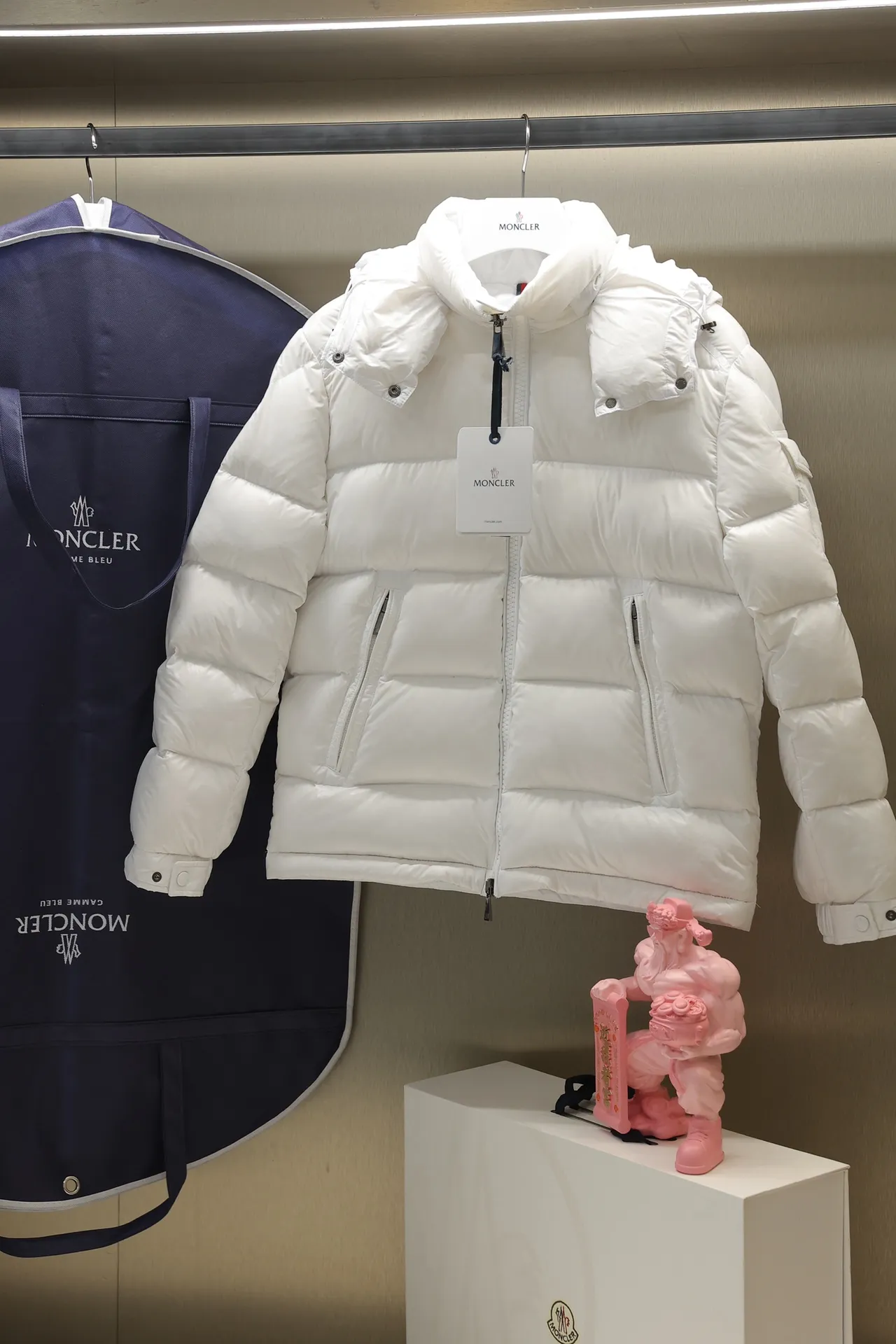 P700 24maire down new arrival ⬆️Moncler Maire women's short down jacket interprets Mayan classics Fabric: technical nylon lacquer surface Customer-supplied fabric Highly fluffy and over-standard 90 down filling The Maire down jacket is specially designed for those who like well-designed basic items. It is a classic Moncler style and a popular product. Made from iconic patented nylon, the Maire down jacket is a classic Moncler womenswear piece, with a short silhouette and timeless design. Made from patented nylon in a comfortable fit, it features a removable hood and performance details for comfort and warmth. ⚠️Made of lacquered nylon ⚠️Painted nylon lining ⚠️White goose-filled down ⚠️Detachable hood with snap buttons ⚠️Zip closure Zippered pockets ⚠️Adjustable snap-stud sleeves Size: 00-3. Style number: D1648098400