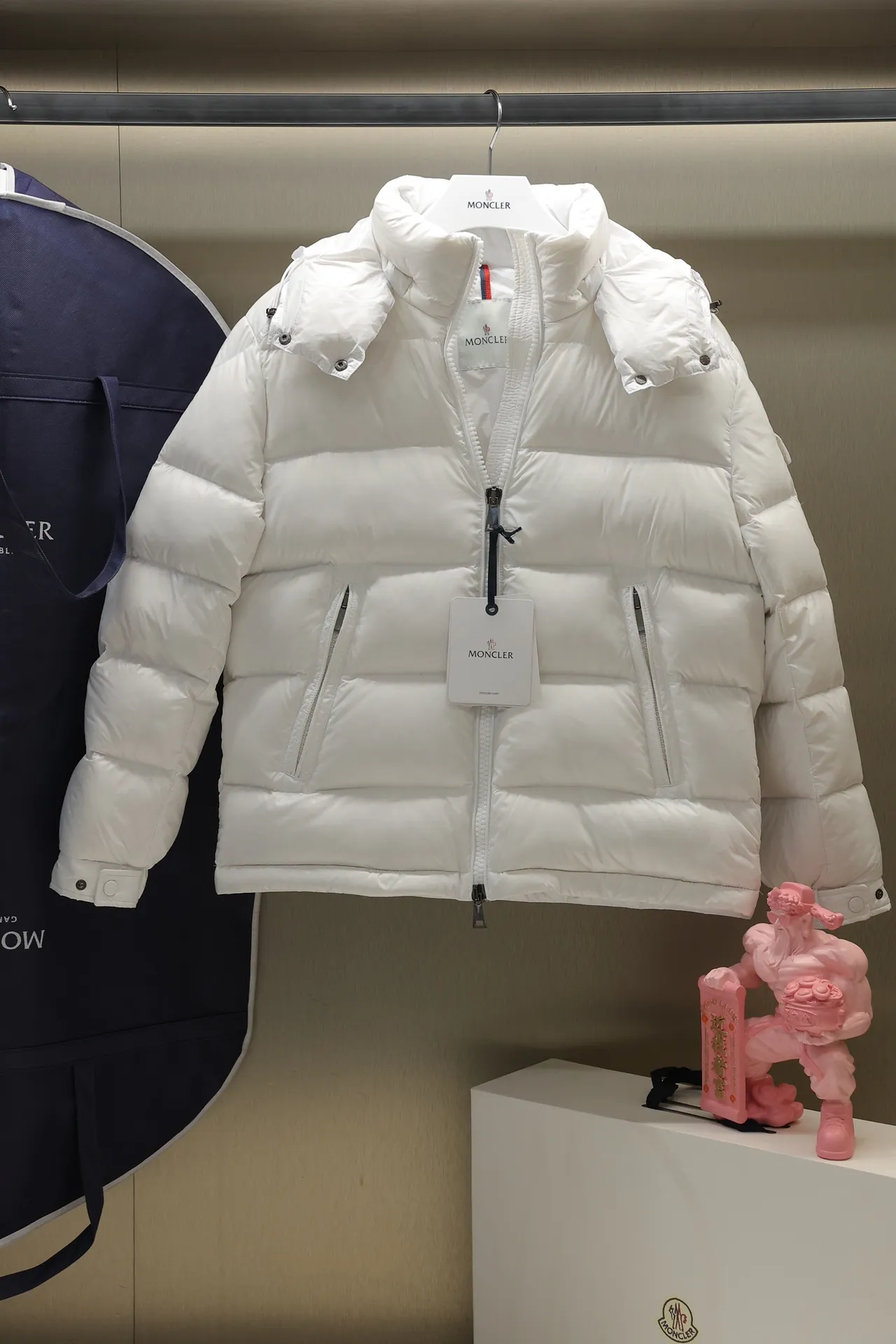 P700 24maire down new arrival ⬆️Moncler Maire women's short down jacket interprets Mayan classics Fabric: technical nylon lacquer surface Customer-supplied fabric Highly fluffy and over-standard 90 down filling The Maire down jacket is specially designed for those who like well-designed basic items. It is a classic Moncler style and a popular product. Made from iconic patented nylon, the Maire down jacket is a classic Moncler womenswear piece, with a short silhouette and timeless design. Made from patented nylon in a comfortable fit, it features a removable hood and performance details for comfort and warmth. ⚠️Made of lacquered nylon ⚠️Painted nylon lining ⚠️White goose-filled down ⚠️Detachable hood with snap buttons ⚠️Zip closure Zippered pockets ⚠️Adjustable snap-stud sleeves Size: 00-3. Style number: D1648098400