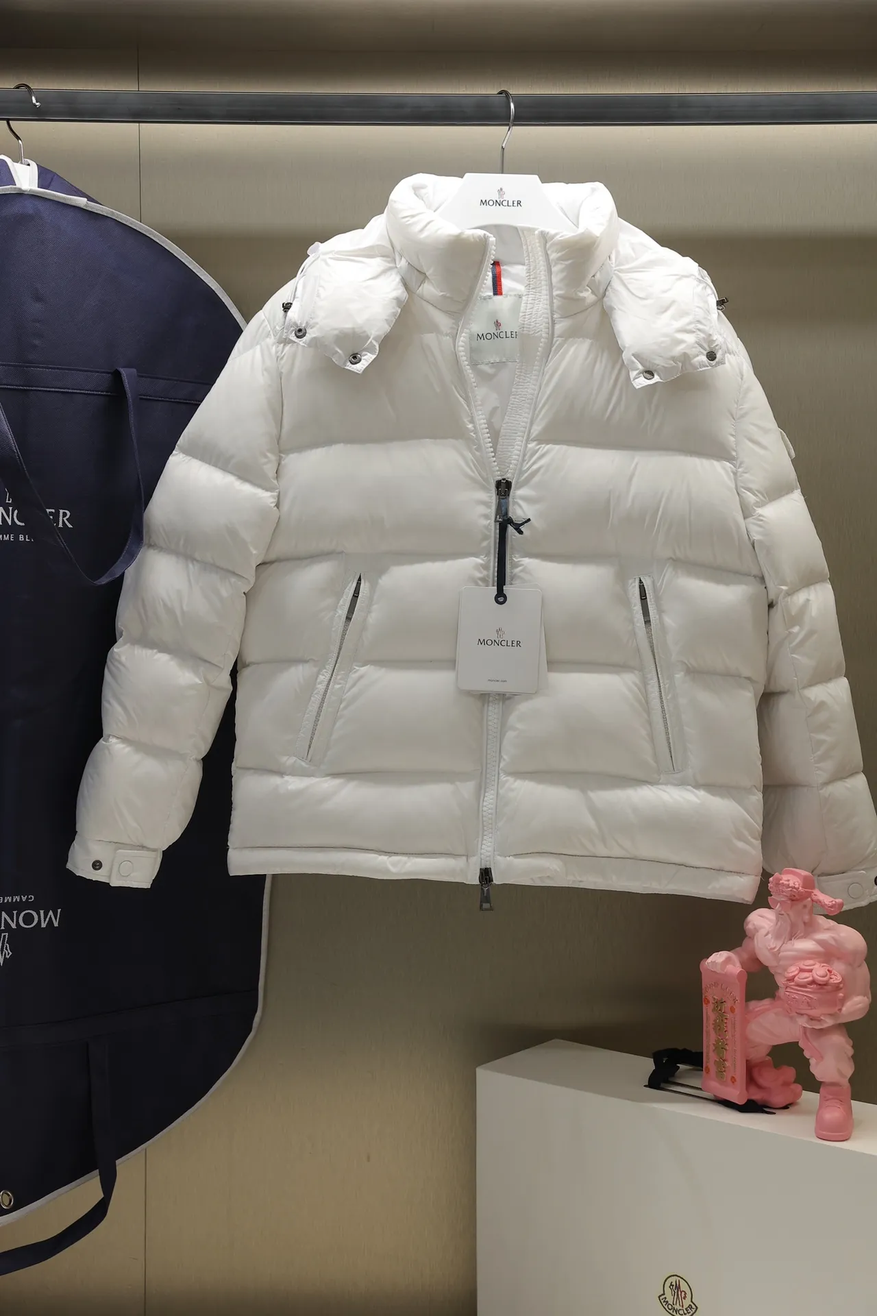 P700 24maire down new arrival ⬆️Moncler Maire women's short down jacket interprets Mayan classics Fabric: technical nylon lacquer surface Customer-supplied fabric Highly fluffy and over-standard 90 down filling The Maire down jacket is specially designed for those who like well-designed basic items. It is a classic Moncler style and a popular product. Made from iconic patented nylon, the Maire down jacket is a classic Moncler womenswear piece, with a short silhouette and timeless design. Made from patented nylon in a comfortable fit, it features a removable hood and performance details for comfort and warmth. ⚠️Made of lacquered nylon ⚠️Painted nylon lining ⚠️White goose-filled down ⚠️Detachable hood with snap buttons ⚠️Zip closure Zippered pockets ⚠️Adjustable snap-stud sleeves Size: 00-3. Style number: D1648098400