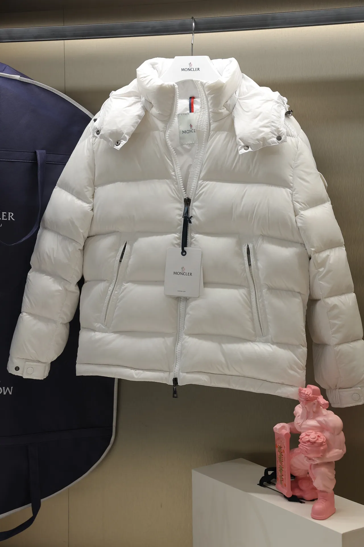P700 24maire down new arrival ⬆️Moncler Maire women's short down jacket interprets Mayan classics Fabric: technical nylon lacquer surface Customer-supplied fabric Highly fluffy and over-standard 90 down filling The Maire down jacket is specially designed for those who like well-designed basic items. It is a classic Moncler style and a popular product. Made from iconic patented nylon, the Maire down jacket is a classic Moncler womenswear piece, with a short silhouette and timeless design. Made from patented nylon in a comfortable fit, it features a removable hood and performance details for comfort and warmth. ⚠️Made of lacquered nylon ⚠️Painted nylon lining ⚠️White goose-filled down ⚠️Detachable hood with snap buttons ⚠️Zip closure Zippered pockets ⚠️Adjustable snap-stud sleeves Size: 00-3. Style number: D1648098400