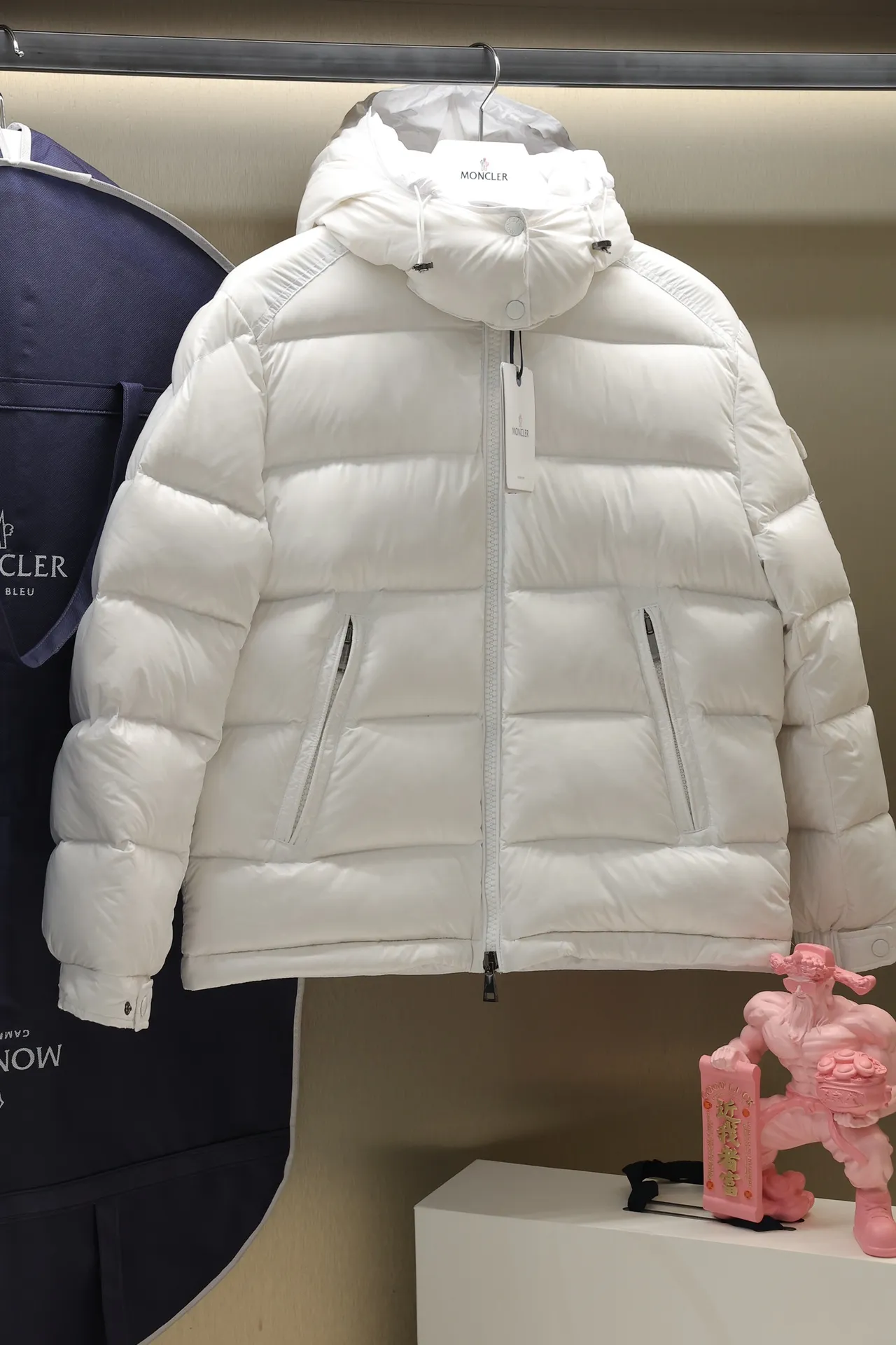 P700 24maire down new arrival ⬆️Moncler Maire women's short down jacket interprets Mayan classics Fabric: technical nylon lacquer surface Customer-supplied fabric Highly fluffy and over-standard 90 down filling The Maire down jacket is specially designed for those who like well-designed basic items. It is a classic Moncler style and a popular product. Made from iconic patented nylon, the Maire down jacket is a classic Moncler womenswear piece, with a short silhouette and timeless design. Made from patented nylon in a comfortable fit, it features a removable hood and performance details for comfort and warmth. ⚠️Made of lacquered nylon ⚠️Painted nylon lining ⚠️White goose-filled down ⚠️Detachable hood with snap buttons ⚠️Zip closure Zippered pockets ⚠️Adjustable snap-stud sleeves Size: 00-3. Style number: D1648098400