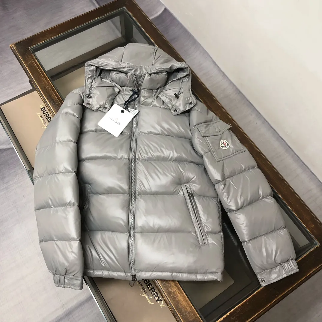 P700 #Moncler/Multiple Mouth #MAYA Maya Eason Chan star's same style, a classic model #Men's and women's style!  Made of nylon with signature rectangular quilting, it is the epitome of Moncler style. A classic short design that transcends seasons and fashions, with a statement silhouette, removable hood and adjustable hem, the armband pocket down jacket is influenced by the iconic outerwear of the 1980s. Maya revisits looks from the Moncler archives with modern style and cutting-edge elements, the result of the brand's expertise in ski equipment. Both in terms of sport and style, this high-performance and positive-spirited jacket has all the elements that a competitive man needs to claim the title. ➖NFC sensor anti-counterfeiting chip ➖Exclusively adopts Taiwan original nylon inner and outer fabrics. ➖Accessories and hardware are customized from the original factory to restore genuine quality.  Color size: classic black (black base, gray base 1-6) pink (0-3) white (1-5) gray (1-5) avocado green (1-5) midnight blue (1-6) olive green (1-6)