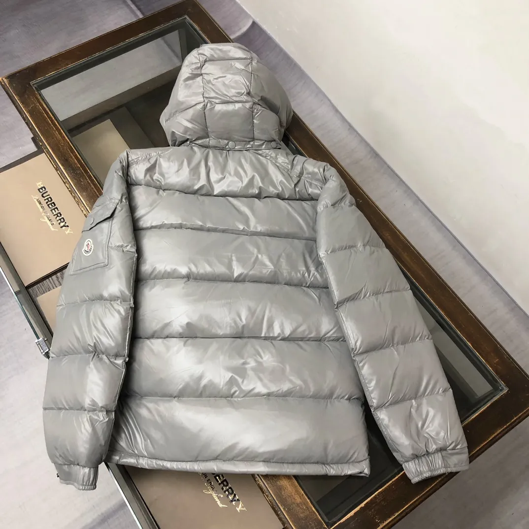 P700 #Moncler/Multiple Mouth #MAYA Maya Eason Chan star's same style, a classic model #Men's and women's style!  Made of nylon with signature rectangular quilting, it is the epitome of Moncler style. A classic short design that transcends seasons and fashions, with a statement silhouette, removable hood and adjustable hem, the armband pocket down jacket is influenced by the iconic outerwear of the 1980s. Maya revisits looks from the Moncler archives with modern style and cutting-edge elements, the result of the brand's expertise in ski equipment. Both in terms of sport and style, this high-performance and positive-spirited jacket has all the elements that a competitive man needs to claim the title. ➖NFC sensor anti-counterfeiting chip ➖Exclusively adopts Taiwan original nylon inner and outer fabrics. ➖Accessories and hardware are customized from the original factory to restore genuine quality.  Color size: classic black (black base, gray base 1-6) pink (0-3) white (1-5) gray (1-5) avocado green (1-5) midnight blue (1-6) olive green (1-6)