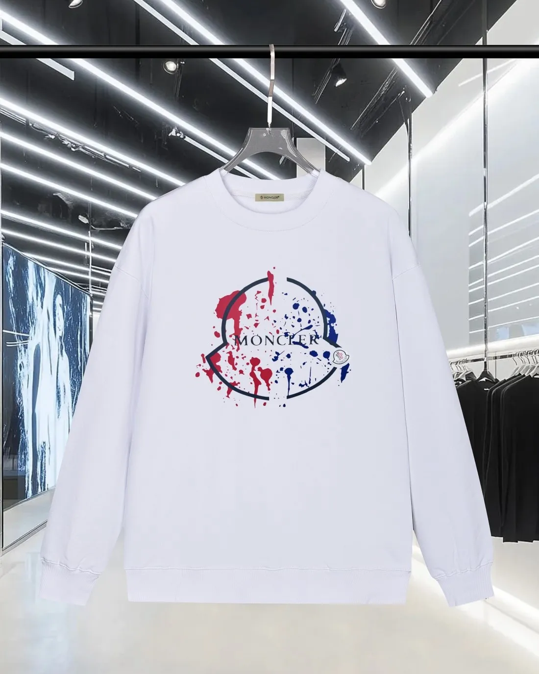 P220 (Next day shipping) MONCLER/Mousse 2025Fw new autumn and winter style 400g pullover round neck long-sleeved sweatshirt Color-blocking graffiti offset letter logo embossing process Uniform style for men and women Brand classic Pure cotton fabric Official synchronization High version High quality Fashion personality Versatile trend Pure original quality Original fabric Hang tag Collar label Washed wheat Complete three labels Color: Black. White. Size: S-XL