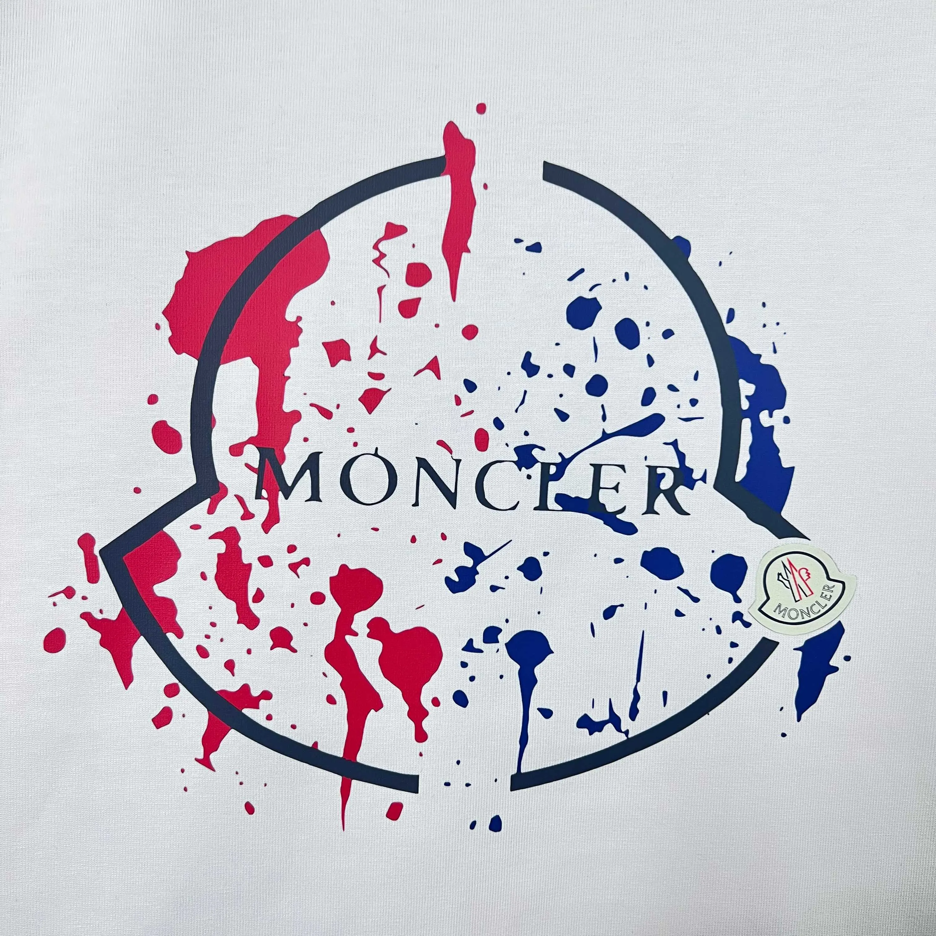 P220 (Next day shipping) MONCLER/Mousse 2025Fw new autumn and winter style 400g pullover round neck long-sleeved sweatshirt Color-blocking graffiti offset letter logo embossing process Uniform style for men and women Brand classic Pure cotton fabric Official synchronization High version High quality Fashion personality Versatile trend Pure original quality Original fabric Hang tag Collar label Washed wheat Complete three labels Color: Black. White. Size: S-XL