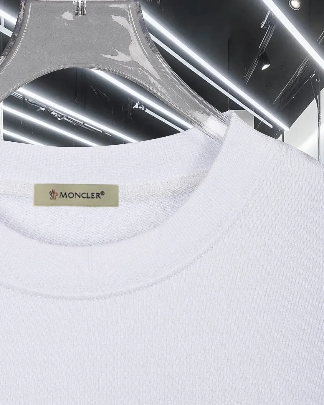 P220 (Next day shipping) MONCLER/Mousse 2025Fw new autumn and winter style 400g pullover round neck long-sleeved sweatshirt Color-blocking graffiti offset letter logo embossing process Uniform style for men and women Brand classic Pure cotton fabric Official synchronization High version High quality Fashion personality Versatile trend Pure original quality Original fabric Hang tag Collar label Washed wheat Complete three labels Color: Black. White. Size: S-XL