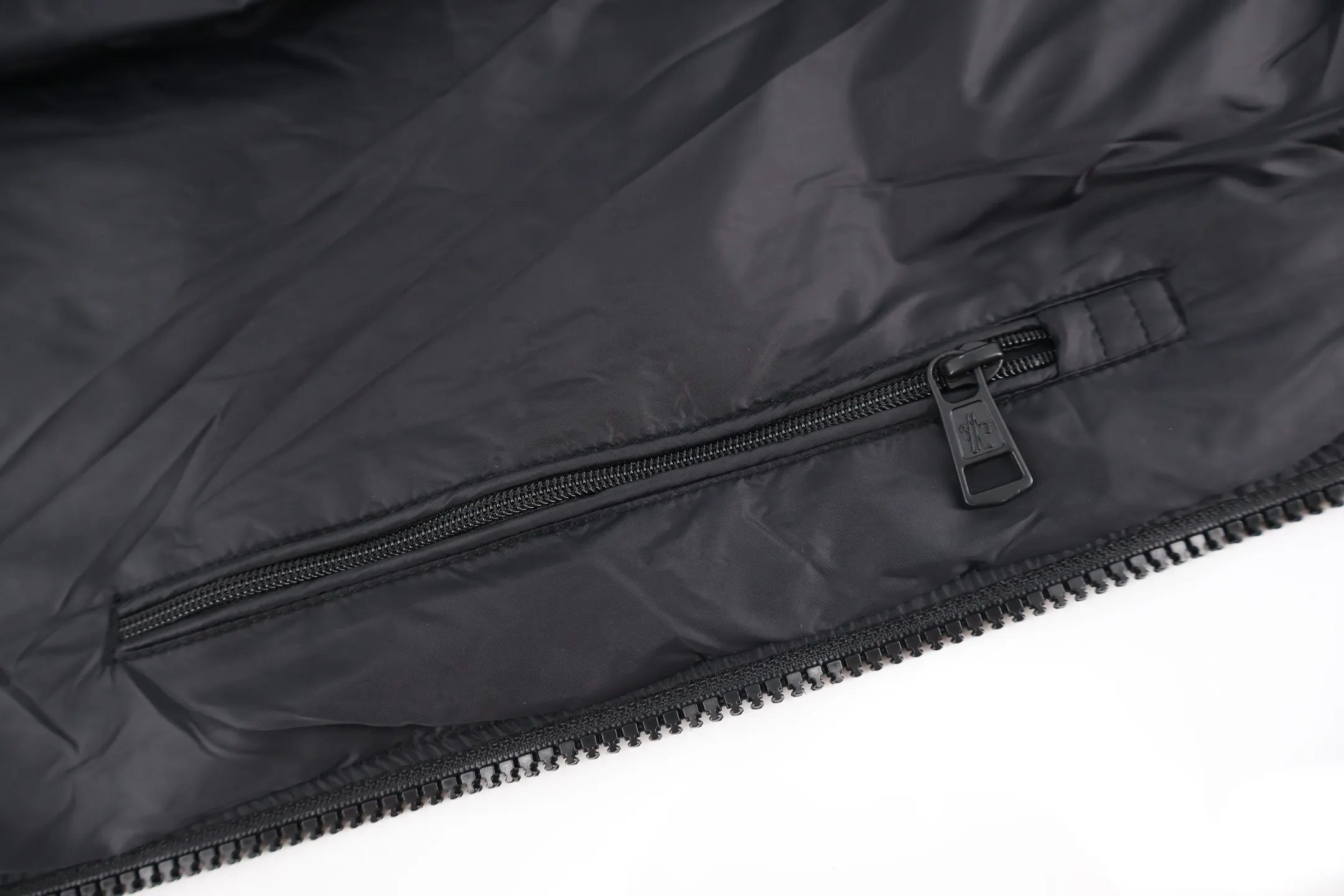 P970 Moncler Woolen Spliced ​​Down Jacket (Black) The outer front fabric is made of 100% nylon (nylon). Its high-density structure achieves excellent windproof effect. It also has strong wear resistance and wrinkle resistance. It is scratch-free for daily wear and can be easily taken care of. The splicing design of sweaters and down jackets not only retains the thermal performance of down jackets, but also incorporates the fashion elements of sweaters, making the overall garment both practical and fashionable. High-quality material: filled with high-quality white duck down, with a filling capacity of 100g, which has excellent thermal insulation effect. At the same time, the sweater is made of wool, cashmere and other natural fibers, which are soft, comfortable and skin-friendly. The sweaters and down jackets are carefully spliced ​​to ensure comfortable wearing and are not prone to threading or velvet loss. High collar design: not only provides excellent thermal insulation effect, but also adds a unique sense of fashion, allowing the wearer to maintain style in the cold season. Stripe decoration: The stripes on the sleeve arms are like bright brush strokes, embellished on the dark gray down jacket, injecting vitality and movement into the overall look, making the clothing more eye-catching. Size:1-2-3-4-5