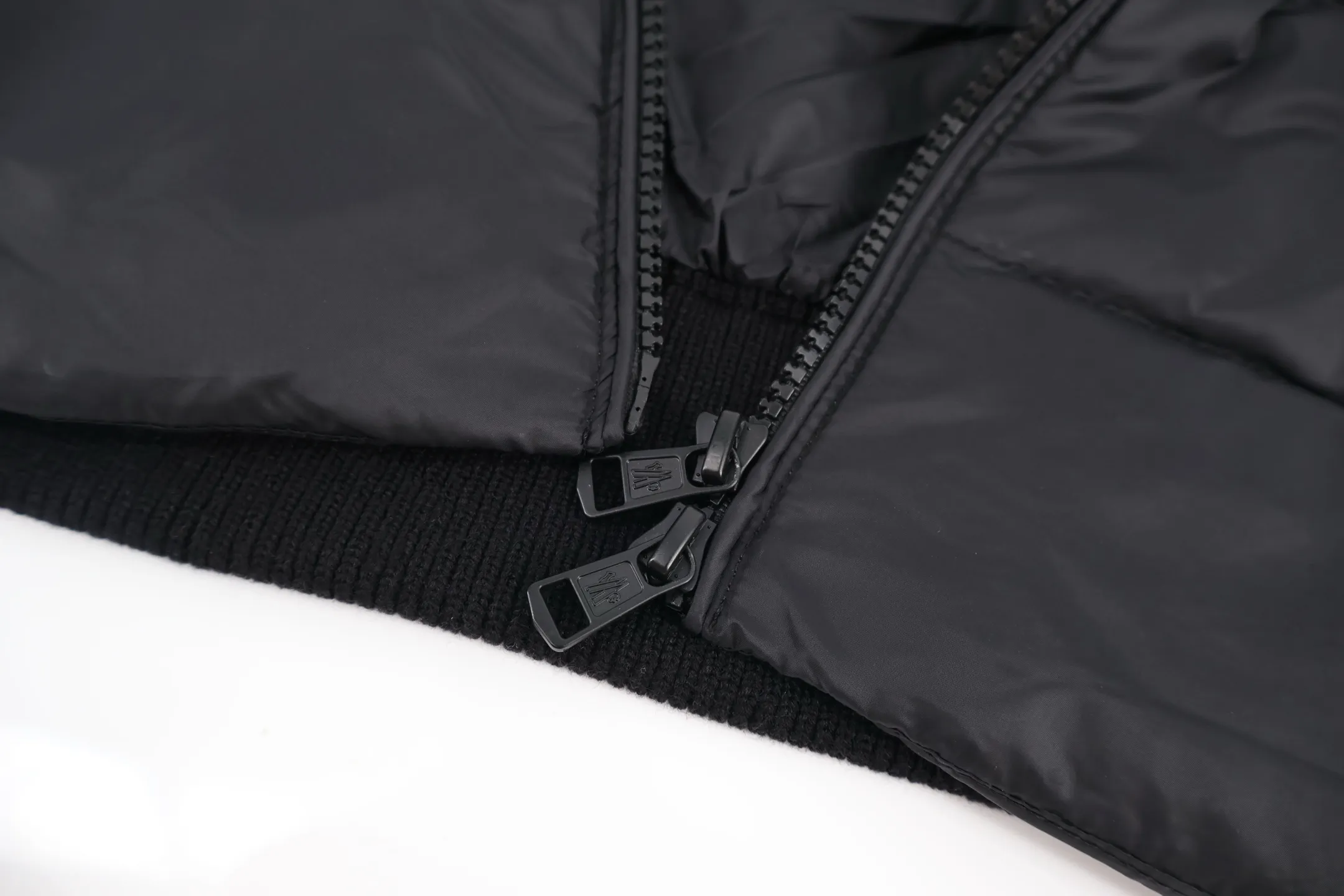 P970 Moncler Woolen Spliced ​​Down Jacket (Black) The outer front fabric is made of 100% nylon (nylon). Its high-density structure achieves excellent windproof effect. It also has strong wear resistance and wrinkle resistance. It is scratch-free for daily wear and can be easily taken care of. The splicing design of sweaters and down jackets not only retains the thermal performance of down jackets, but also incorporates the fashion elements of sweaters, making the overall garment both practical and fashionable. High-quality material: filled with high-quality white duck down, with a filling capacity of 100g, which has excellent thermal insulation effect. At the same time, the sweater is made of wool, cashmere and other natural fibers, which are soft, comfortable and skin-friendly. The sweaters and down jackets are carefully spliced ​​to ensure comfortable wearing and are not prone to threading or velvet loss. High collar design: not only provides excellent thermal insulation effect, but also adds a unique sense of fashion, allowing the wearer to maintain style in the cold season. Stripe decoration: The stripes on the sleeve arms are like bright brush strokes, embellished on the dark gray down jacket, injecting vitality and movement into the overall look, making the clothing more eye-catching. Size:1-2-3-4-5