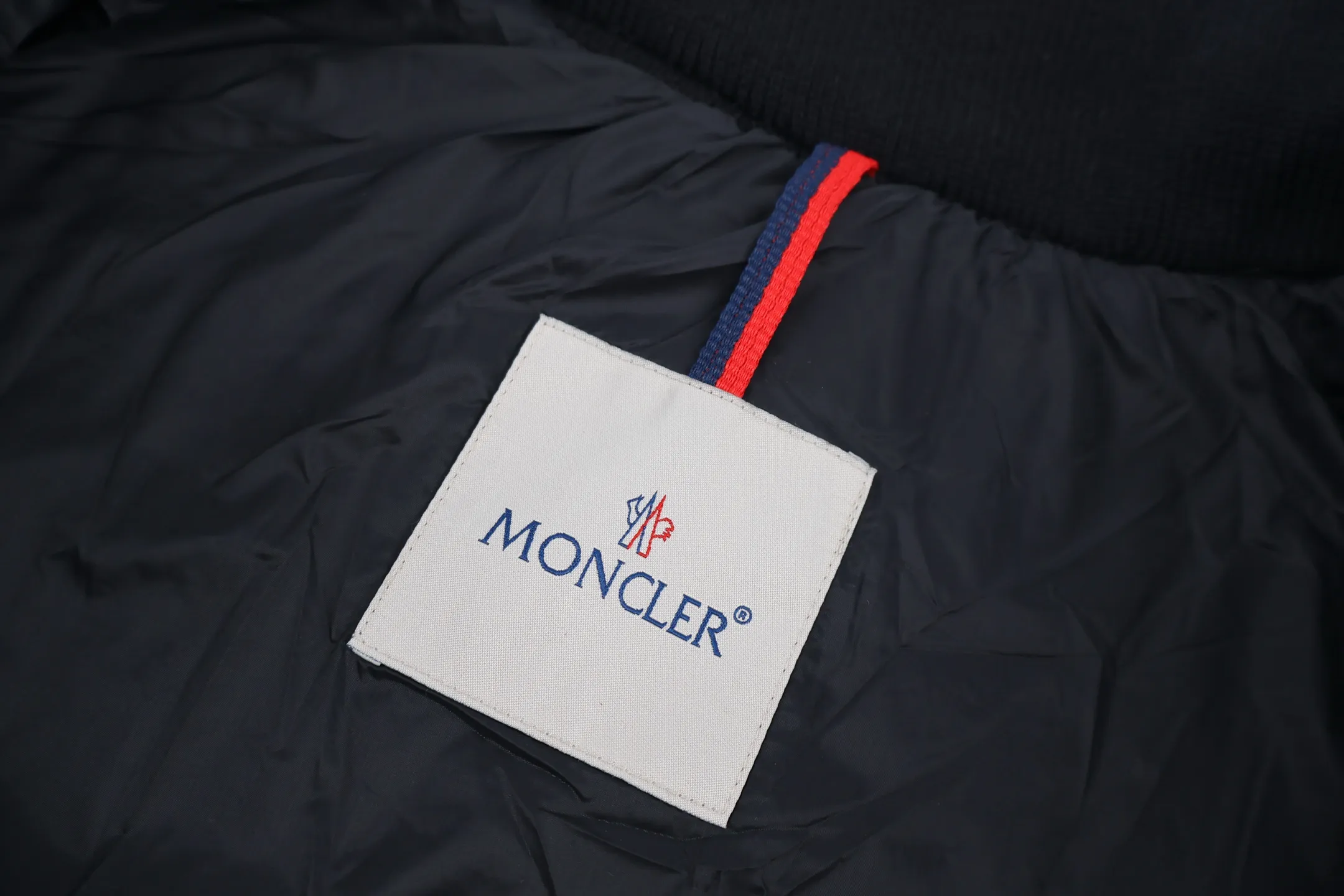 P970 Moncler Woolen Spliced ​​Down Jacket (Black) The outer front fabric is made of 100% nylon (nylon). Its high-density structure achieves excellent windproof effect. It also has strong wear resistance and wrinkle resistance. It is scratch-free for daily wear and can be easily taken care of. The splicing design of sweaters and down jackets not only retains the thermal performance of down jackets, but also incorporates the fashion elements of sweaters, making the overall garment both practical and fashionable. High-quality material: filled with high-quality white duck down, with a filling capacity of 100g, which has excellent thermal insulation effect. At the same time, the sweater is made of wool, cashmere and other natural fibers, which are soft, comfortable and skin-friendly. The sweaters and down jackets are carefully spliced ​​to ensure comfortable wearing and are not prone to threading or velvet loss. High collar design: not only provides excellent thermal insulation effect, but also adds a unique sense of fashion, allowing the wearer to maintain style in the cold season. Stripe decoration: The stripes on the sleeve arms are like bright brush strokes, embellished on the dark gray down jacket, injecting vitality and movement into the overall look, making the clothing more eye-catching. Size:1-2-3-4-5