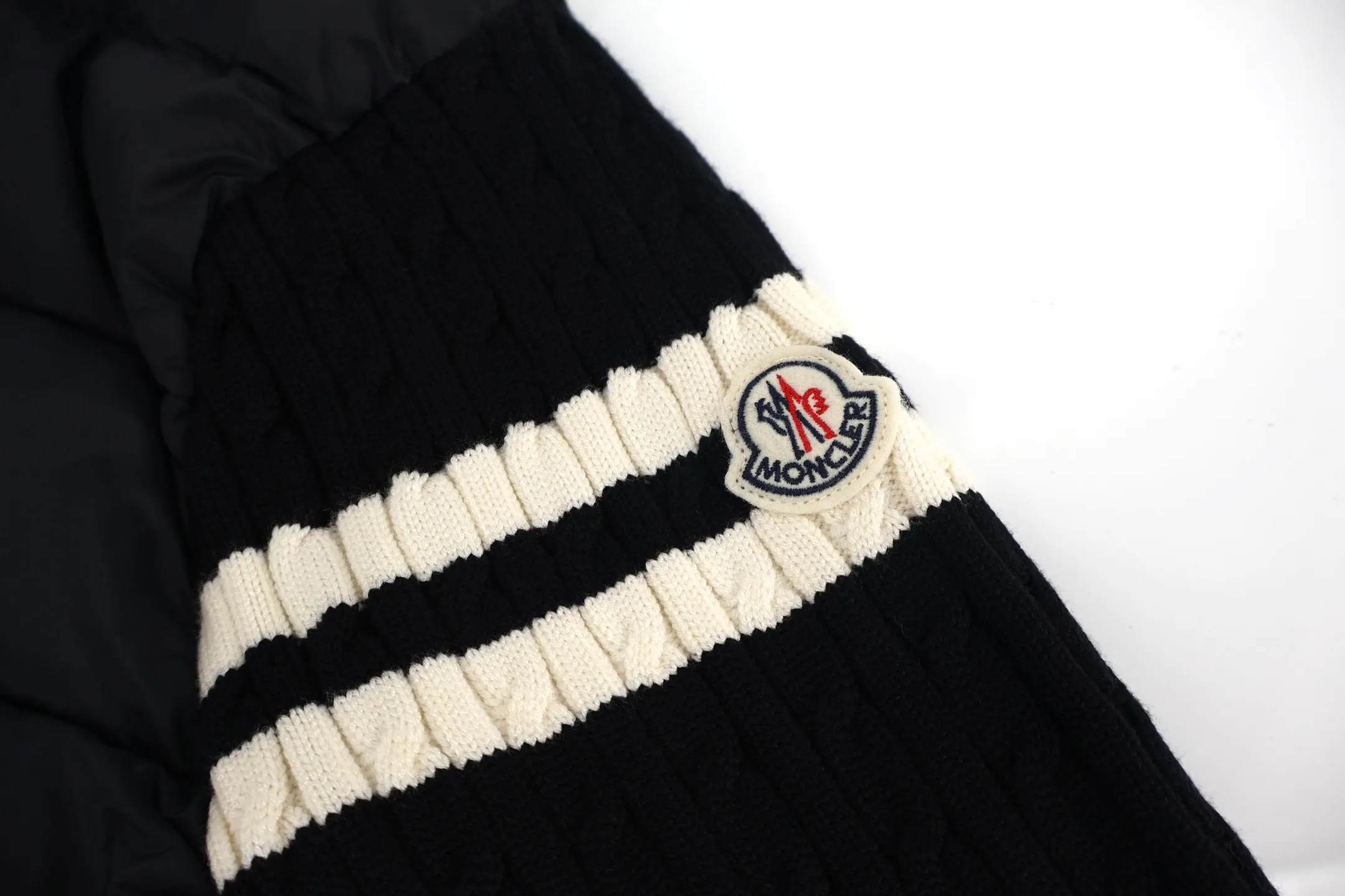 P970 Moncler Woolen Spliced ​​Down Jacket (Black) The outer front fabric is made of 100% nylon (nylon). Its high-density structure achieves excellent windproof effect. It also has strong wear resistance and wrinkle resistance. It is scratch-free for daily wear and can be easily taken care of. The splicing design of sweaters and down jackets not only retains the thermal performance of down jackets, but also incorporates the fashion elements of sweaters, making the overall garment both practical and fashionable. High-quality material: filled with high-quality white duck down, with a filling capacity of 100g, which has excellent thermal insulation effect. At the same time, the sweater is made of wool, cashmere and other natural fibers, which are soft, comfortable and skin-friendly. The sweaters and down jackets are carefully spliced ​​to ensure comfortable wearing and are not prone to threading or velvet loss. High collar design: not only provides excellent thermal insulation effect, but also adds a unique sense of fashion, allowing the wearer to maintain style in the cold season. Stripe decoration: The stripes on the sleeve arms are like bright brush strokes, embellished on the dark gray down jacket, injecting vitality and movement into the overall look, making the clothing more eye-catching. Size:1-2-3-4-5