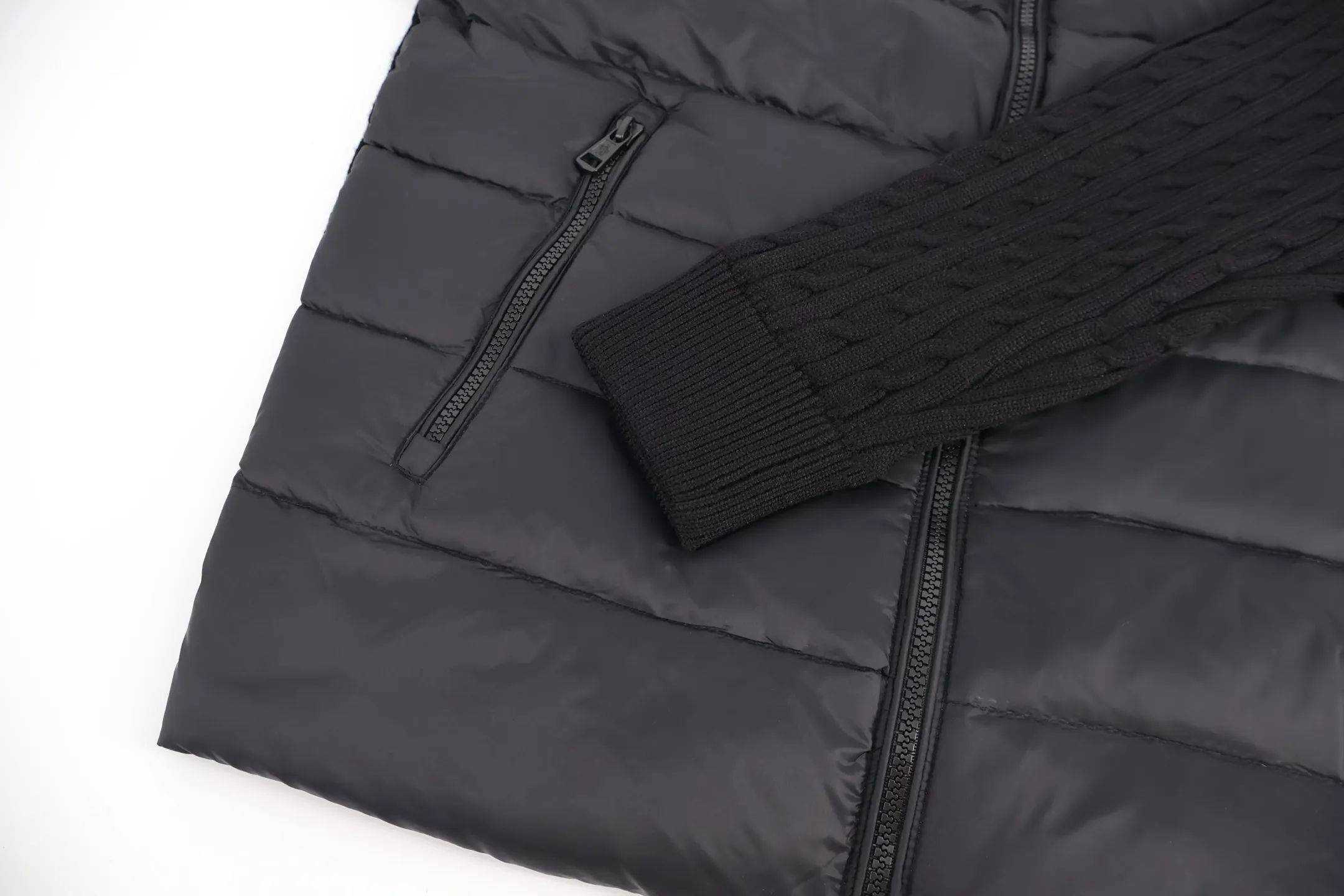 P970 Moncler Woolen Spliced ​​Down Jacket (Black) The outer front fabric is made of 100% nylon (nylon). Its high-density structure achieves excellent windproof effect. It also has strong wear resistance and wrinkle resistance. It is scratch-free for daily wear and can be easily taken care of. The splicing design of sweaters and down jackets not only retains the thermal performance of down jackets, but also incorporates the fashion elements of sweaters, making the overall garment both practical and fashionable. High-quality material: filled with high-quality white duck down, with a filling capacity of 100g, which has excellent thermal insulation effect. At the same time, the sweater is made of wool, cashmere and other natural fibers, which are soft, comfortable and skin-friendly. The sweaters and down jackets are carefully spliced ​​to ensure comfortable wearing and are not prone to threading or velvet loss. High collar design: not only provides excellent thermal insulation effect, but also adds a unique sense of fashion, allowing the wearer to maintain style in the cold season. Stripe decoration: The stripes on the sleeve arms are like bright brush strokes, embellished on the dark gray down jacket, injecting vitality and movement into the overall look, making the clothing more eye-catching. Size:1-2-3-4-5