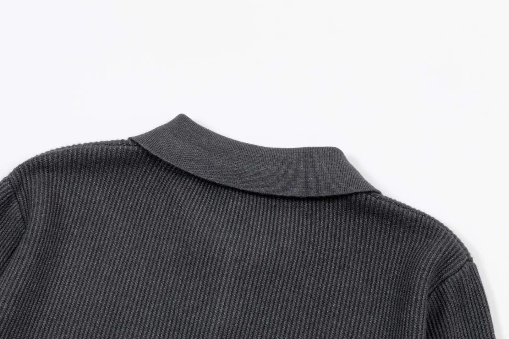 P250 Moncler masked zipper lapel sweater, the latest 2025 casual Polo wool sweater.  The texture is delicate, soft and comfortable, skin-friendly and warm, not easy to deform, simple and high-end style, and the logo on the chest is very exquisite and perfect! The upper body effect is very strong 👍 Color: black, gray Size: S-XL