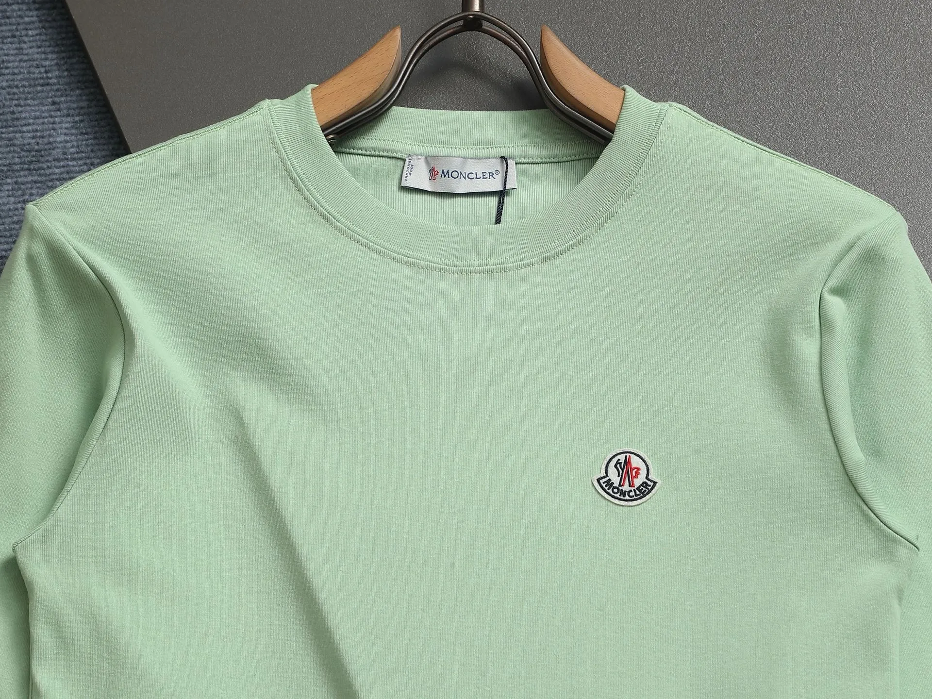 P180 MONCLER Mouth Mouth Minimalist Classic Badge Logo Exquisitely Upgraded, Inspired by the 1980s Retro Original Fabric Official Same Style Bottoming Shirt Customized 340g vat-dyed fabric Very comfortable to the touch Synchronized with spring and summer brick cabinets Fashionable and individual Super versatile and good-looking Suitable for both men and women A must-have for everyone Hang tag Collar label Washed wheat Complete with three labels Color: White Black Green Khaki Size: SMLXL