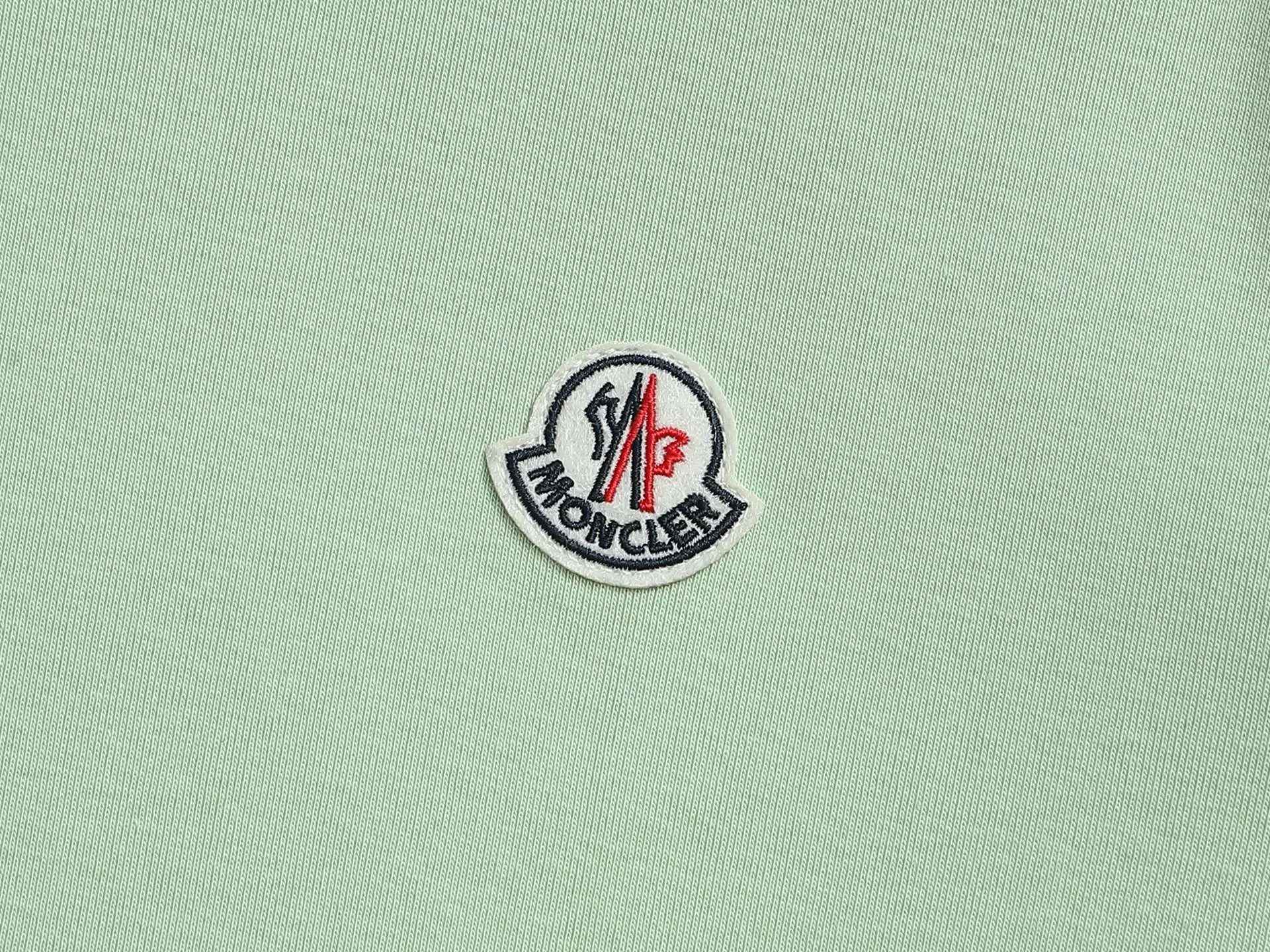 P180 MONCLER Mouth Mouth Minimalist Classic Badge Logo Exquisitely Upgraded, Inspired by the 1980s Retro Original Fabric Official Same Style Bottoming Shirt Customized 340g vat-dyed fabric Very comfortable to the touch Synchronized with spring and summer brick cabinets Fashionable and individual Super versatile and good-looking Suitable for both men and women A must-have for everyone Hang tag Collar label Washed wheat Complete with three labels Color: White Black Green Khaki Size: SMLXL