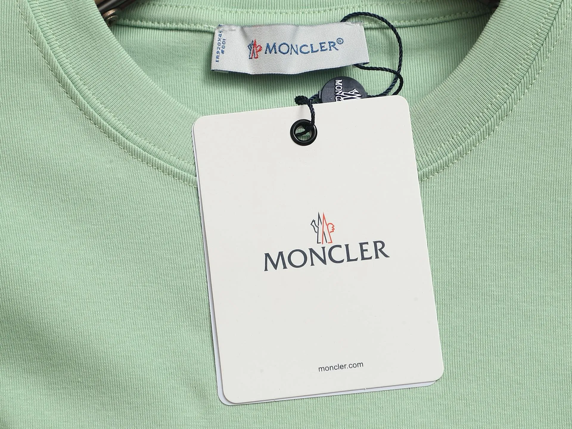 P180 MONCLER Mouth Mouth Minimalist Classic Badge Logo Exquisitely Upgraded, Inspired by the 1980s Retro Original Fabric Official Same Style Bottoming Shirt Customized 340g vat-dyed fabric Very comfortable to the touch Synchronized with spring and summer brick cabinets Fashionable and individual Super versatile and good-looking Suitable for both men and women A must-have for everyone Hang tag Collar label Washed wheat Complete with three labels Color: White Black Green Khaki Size: SMLXL
