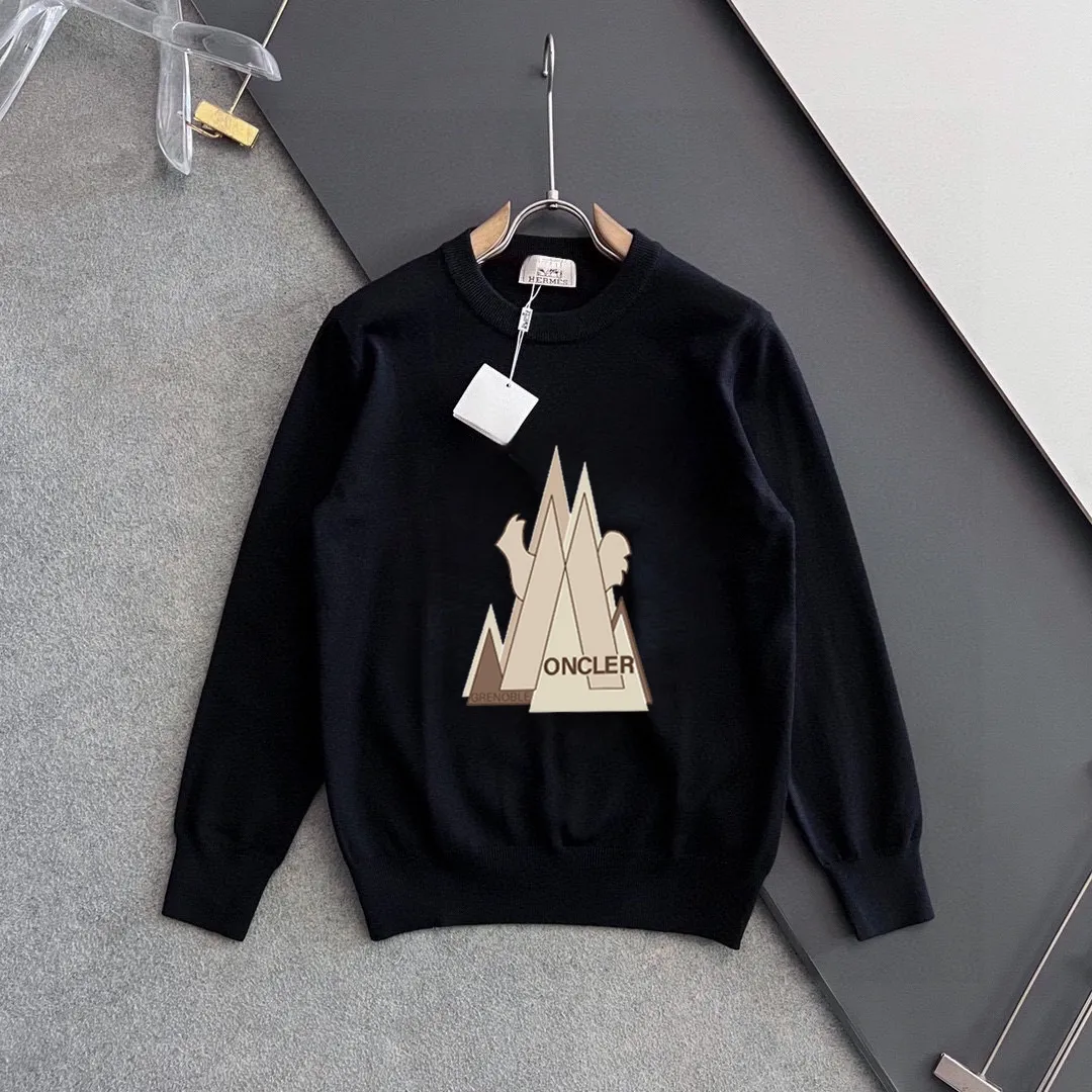 P220 MONCLER】Autumn and winter classic round neck pullover sweater, in full condition! ! ! Wool blended fabric, the latest model in 2025, golden ratio! ! Slim-fitting soft gold, versatile and practical item, the combination and practicality are extremely powerful, simple and elegant, and classy! To create your own style, it is highly recommended to buy it in two colors. The standard slim fit tailoring process is suitable for both young and old men. It is knitted from wool and will not cause any discomfort! While keeping warm, it is stylish, textured and wearable, and the classic logo with contrasting colors on the chest feels in place! ! Recommended for regular customers! ! Size M-3XL (maximum wear: 190 pounds)