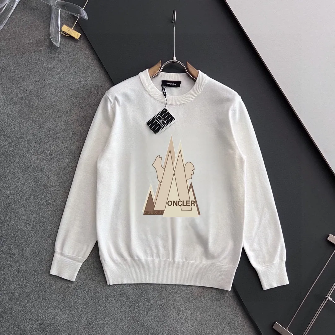 P220 MONCLER】Autumn and winter classic round neck pullover sweater, in full condition! ! ! Wool blended fabric, the latest model in 2025, golden ratio! ! Slim-fitting soft gold, versatile and practical item, the combination and practicality are extremely powerful, simple and elegant, and classy! To create your own style, it is highly recommended to buy it in two colors. The standard slim fit tailoring process is suitable for both young and old men. It is knitted from wool and will not cause any discomfort! While keeping warm, it is stylish, textured and wearable, and the classic logo with contrasting colors on the chest feels in place! ! Recommended for regular customers! ! Size M-3XL (maximum wear: 190 pounds)