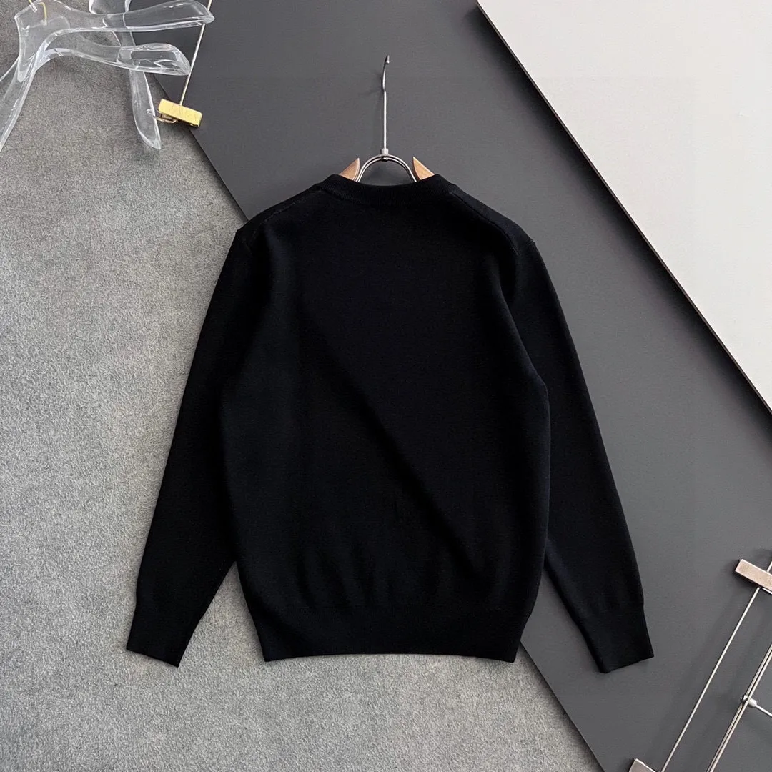 P220 MONCLER】Autumn and winter classic round neck pullover sweater, in full condition! ! ! Wool blended fabric, the latest model in 2025, golden ratio! ! Slim-fitting soft gold, versatile and practical item, the combination and practicality are extremely powerful, simple and elegant, and classy! To create your own style, it is highly recommended to buy it in two colors. The standard slim fit tailoring process is suitable for both young and old men. It is knitted from wool and will not cause any discomfort! While keeping warm, it is stylish, textured and wearable, and the classic logo with contrasting colors on the chest feels in place! ! Recommended for regular customers! ! Size M-3XL (maximum wear: 190 pounds)