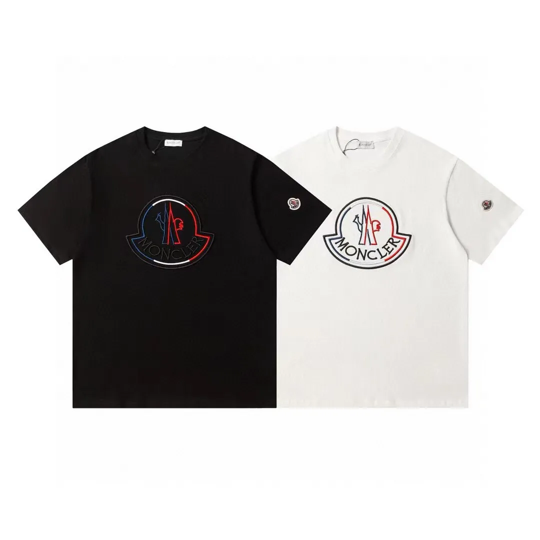 P140 Style No.: 837 〈MONCLER〉The price of the mousse is actually quite advantageous. Those who have been to the counters should know that the price of the mousse is not much cheaper than Gucci Burberry. It is just relatively low-key and unwilling to hype. It is a picture that you want to buy or not. It has an arrogant existence... Exclusively customized 270g 32-count double yarn smooth cotton. The texture is very soft and comfortable. 100% top-grade fabrics that are different from the market (no shrinkage, no deformation, no pilling) Paired with 320g 1*1 thread (fabric threads are dyed in the same vat, no color difference, threads are not easily deformed). Heavy embroidery is laminated, and the customer's upper body will not be scratched. Color: Black White Size: S-XL