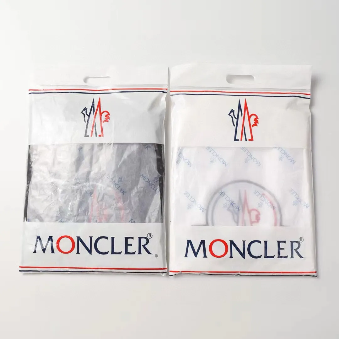 P140 Style No.: 837 〈MONCLER〉The price of the mousse is actually quite advantageous. Those who have been to the counters should know that the price of the mousse is not much cheaper than Gucci Burberry. It is just relatively low-key and unwilling to hype. It is a picture that you want to buy or not. It has an arrogant existence... Exclusively customized 270g 32-count double yarn smooth cotton. The texture is very soft and comfortable. 100% top-grade fabrics that are different from the market (no shrinkage, no deformation, no pilling) Paired with 320g 1*1 thread (fabric threads are dyed in the same vat, no color difference, threads are not easily deformed). Heavy embroidery is laminated, and the customer's upper body will not be scratched. Color: Black White Size: S-XL