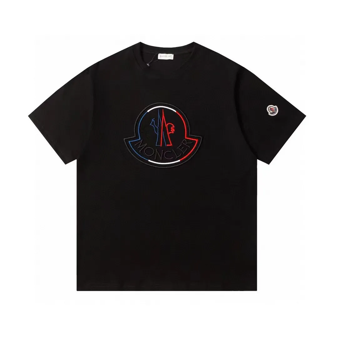 P140 Style No.: 837 〈MONCLER〉The price of the mousse is actually quite advantageous. Those who have been to the counters should know that the price of the mousse is not much cheaper than Gucci Burberry. It is just relatively low-key and unwilling to hype. It is a picture that you want to buy or not. It has an arrogant existence... Exclusively customized 270g 32-count double yarn smooth cotton. The texture is very soft and comfortable. 100% top-grade fabrics that are different from the market (no shrinkage, no deformation, no pilling) Paired with 320g 1*1 thread (fabric threads are dyed in the same vat, no color difference, threads are not easily deformed). Heavy embroidery is laminated, and the customer's upper body will not be scratched. Color: Black White Size: S-XL