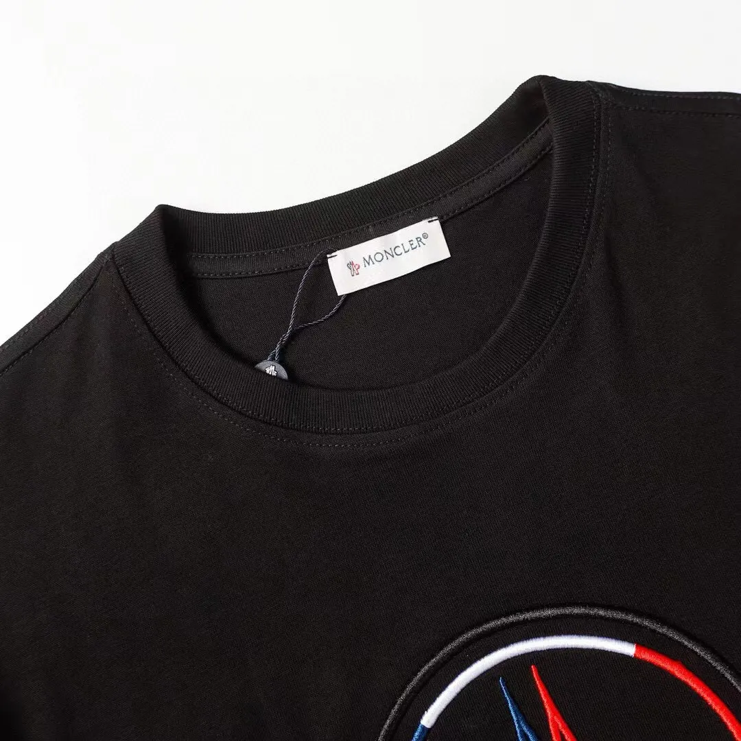 P140 Style No.: 837 〈MONCLER〉The price of the mousse is actually quite advantageous. Those who have been to the counters should know that the price of the mousse is not much cheaper than Gucci Burberry. It is just relatively low-key and unwilling to hype. It is a picture that you want to buy or not. It has an arrogant existence... Exclusively customized 270g 32-count double yarn smooth cotton. The texture is very soft and comfortable. 100% top-grade fabrics that are different from the market (no shrinkage, no deformation, no pilling) Paired with 320g 1*1 thread (fabric threads are dyed in the same vat, no color difference, threads are not easily deformed). Heavy embroidery is laminated, and the customer's upper body will not be scratched. Color: Black White Size: S-XL