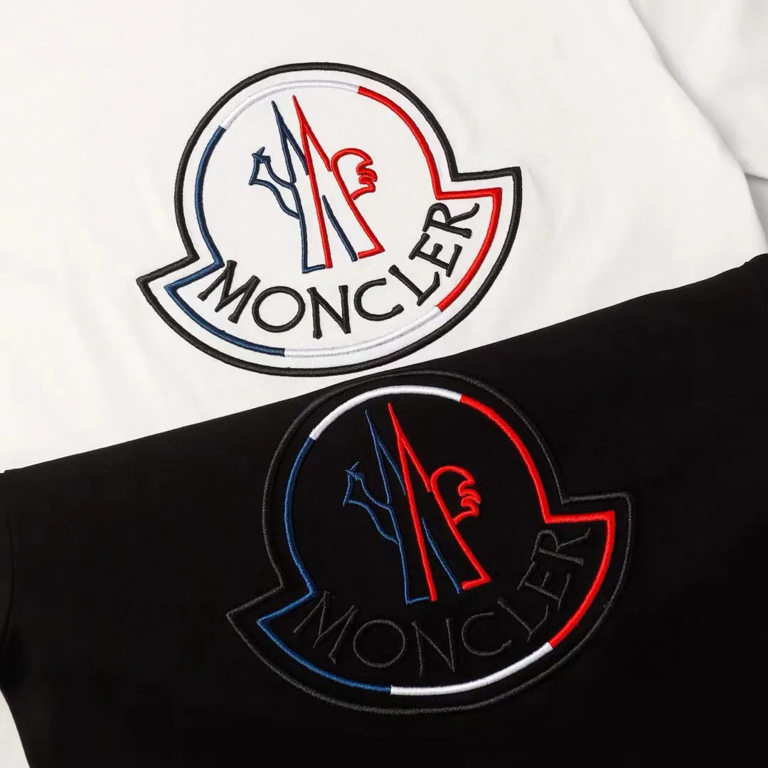 P140 Style No.: 837 〈MONCLER〉The price of the mousse is actually quite advantageous. Those who have been to the counters should know that the price of the mousse is not much cheaper than Gucci Burberry. It is just relatively low-key and unwilling to hype. It is a picture that you want to buy or not. It has an arrogant existence... Exclusively customized 270g 32-count double yarn smooth cotton. The texture is very soft and comfortable. 100% top-grade fabrics that are different from the market (no shrinkage, no deformation, no pilling) Paired with 320g 1*1 thread (fabric threads are dyed in the same vat, no color difference, threads are not easily deformed). Heavy embroidery is laminated, and the customer's upper body will not be scratched. Color: Black White Size: S-XL