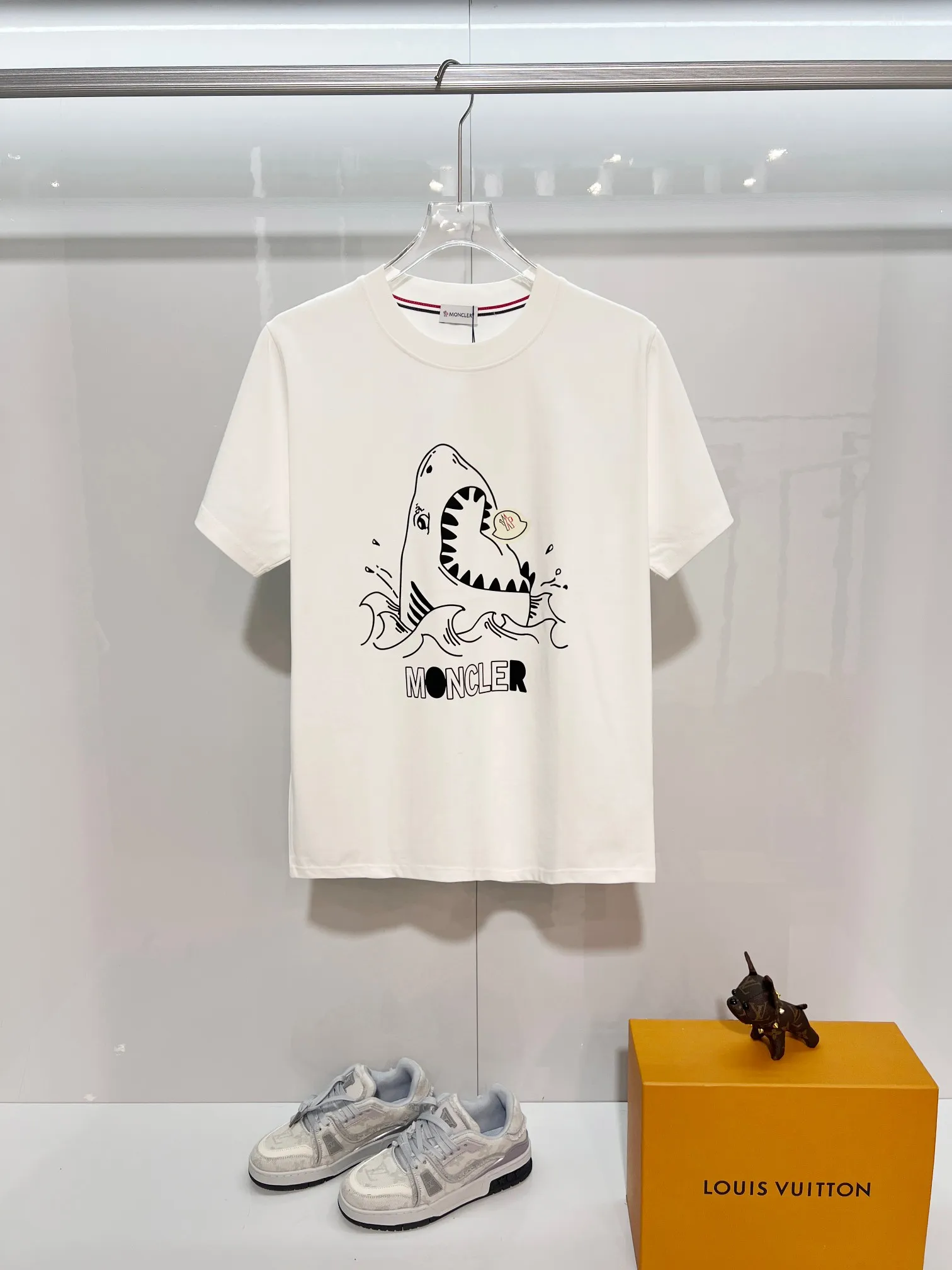 P150 MONCLER/Muzzled 300g pure cotton round neck short-sleeved T-shirt Brand classic Shark🦈 letter LOGO embossed process 2025ss official synchronization High version High quality Fashionable personality Versatile trend Pure original quality Original fabric Hang tag Collar label Washed wheat Complete with three standards Color: Black. White. Size: S M L XL XXL