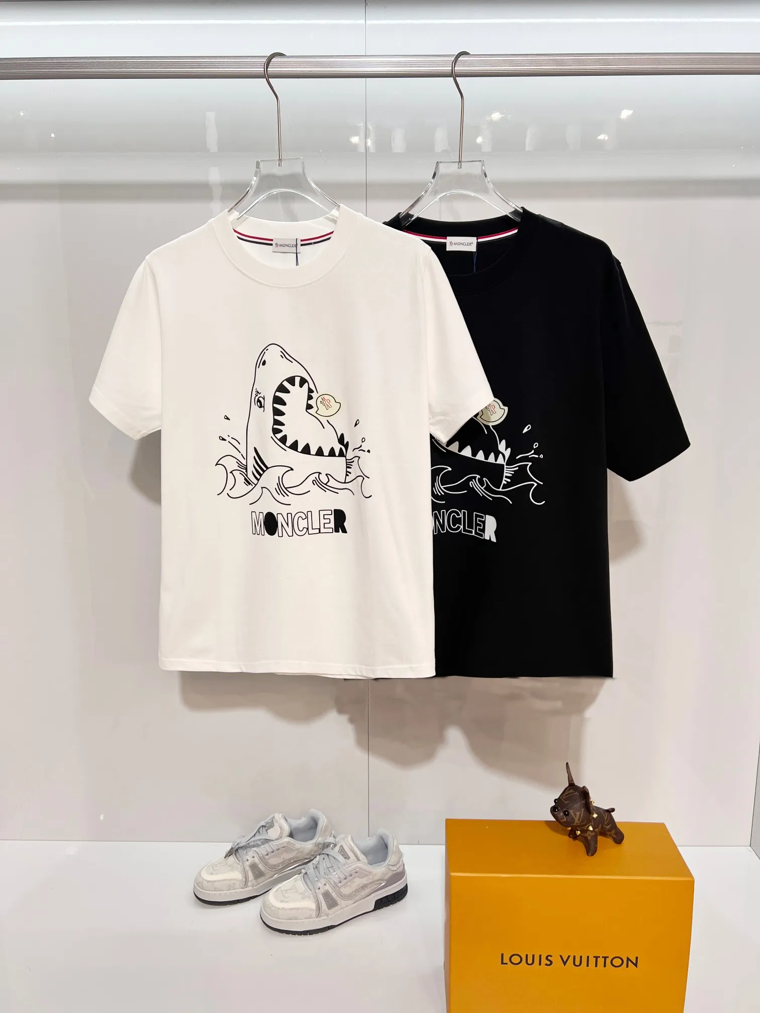 P150 MONCLER/Muzzled 300g pure cotton round neck short-sleeved T-shirt Brand classic Shark🦈 letter LOGO embossed process 2025ss official synchronization High version High quality Fashionable personality Versatile trend Pure original quality Original fabric Hang tag Collar label Washed wheat Complete with three standards Color: Black. White. Size: S M L XL XXL