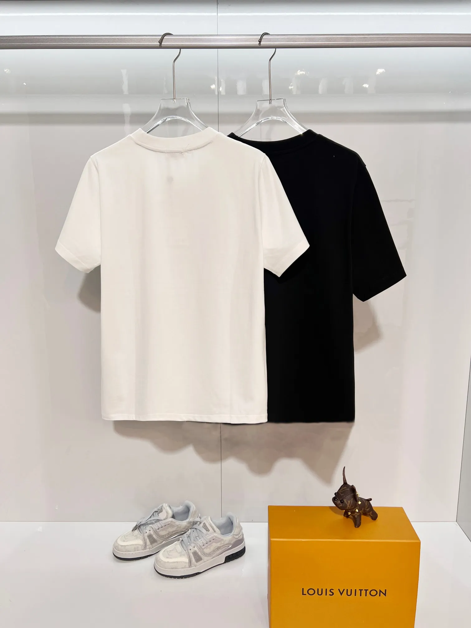 P150 MONCLER/Muzzled 300g pure cotton round neck short-sleeved T-shirt Brand classic Shark🦈 letter LOGO embossed process 2025ss official synchronization High version High quality Fashionable personality Versatile trend Pure original quality Original fabric Hang tag Collar label Washed wheat Complete with three standards Color: Black. White. Size: S M L XL XXL
