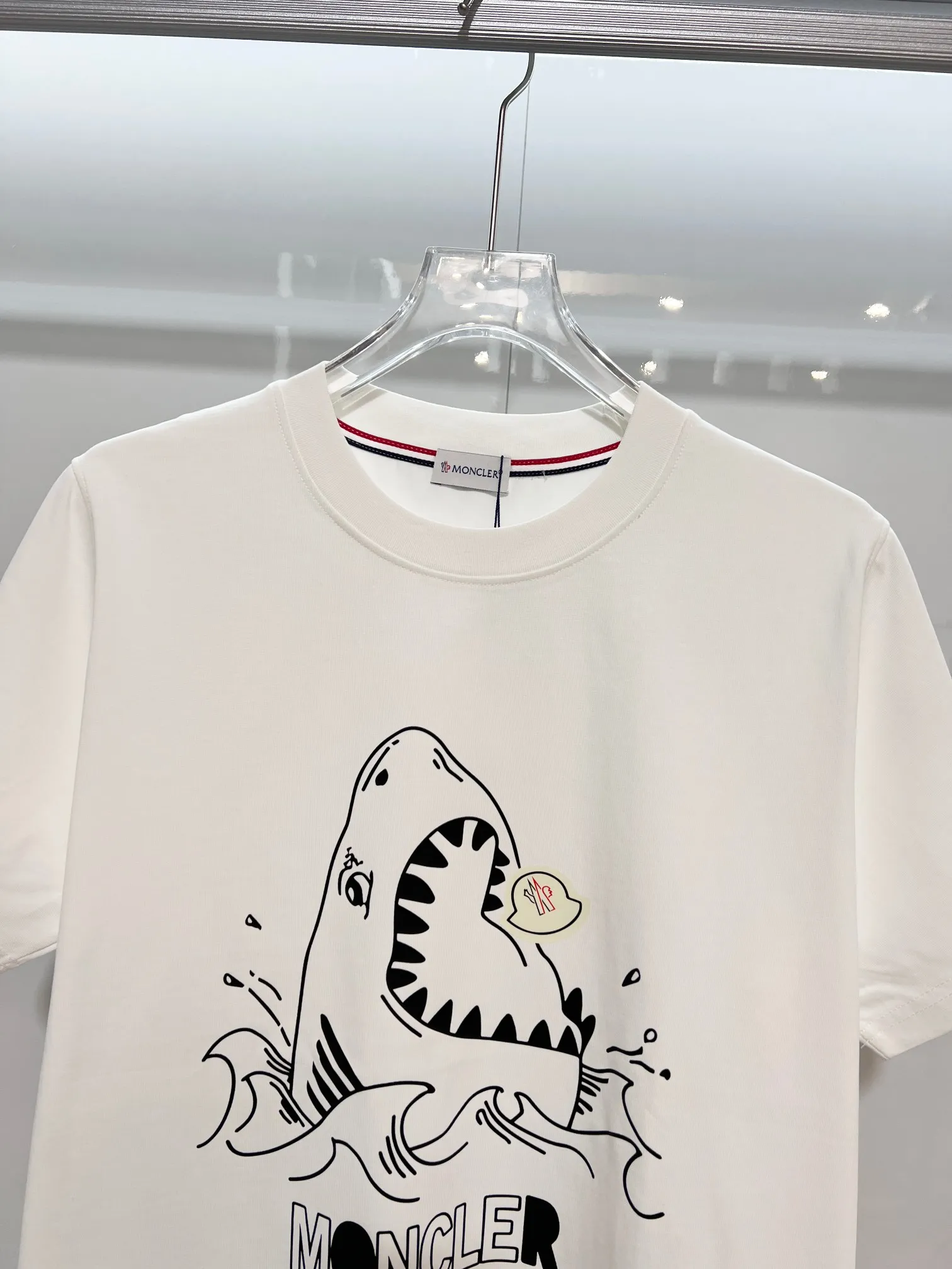 P150 MONCLER/Muzzled 300g pure cotton round neck short-sleeved T-shirt Brand classic Shark🦈 letter LOGO embossed process 2025ss official synchronization High version High quality Fashionable personality Versatile trend Pure original quality Original fabric Hang tag Collar label Washed wheat Complete with three standards Color: Black. White. Size: S M L XL XXL