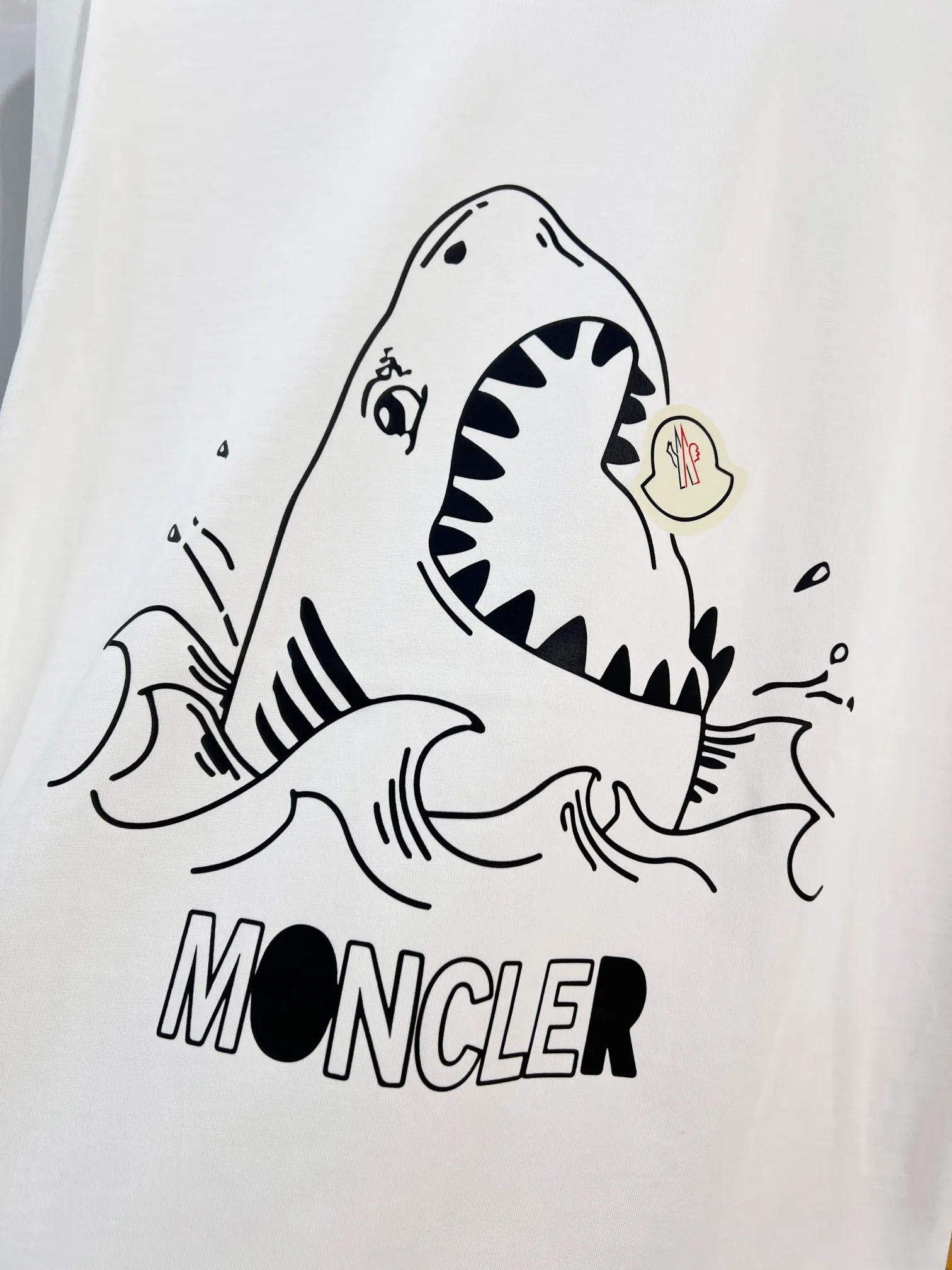 P150 MONCLER/Muzzled 300g pure cotton round neck short-sleeved T-shirt Brand classic Shark🦈 letter LOGO embossed process 2025ss official synchronization High version High quality Fashionable personality Versatile trend Pure original quality Original fabric Hang tag Collar label Washed wheat Complete with three standards Color: Black. White. Size: S M L XL XXL