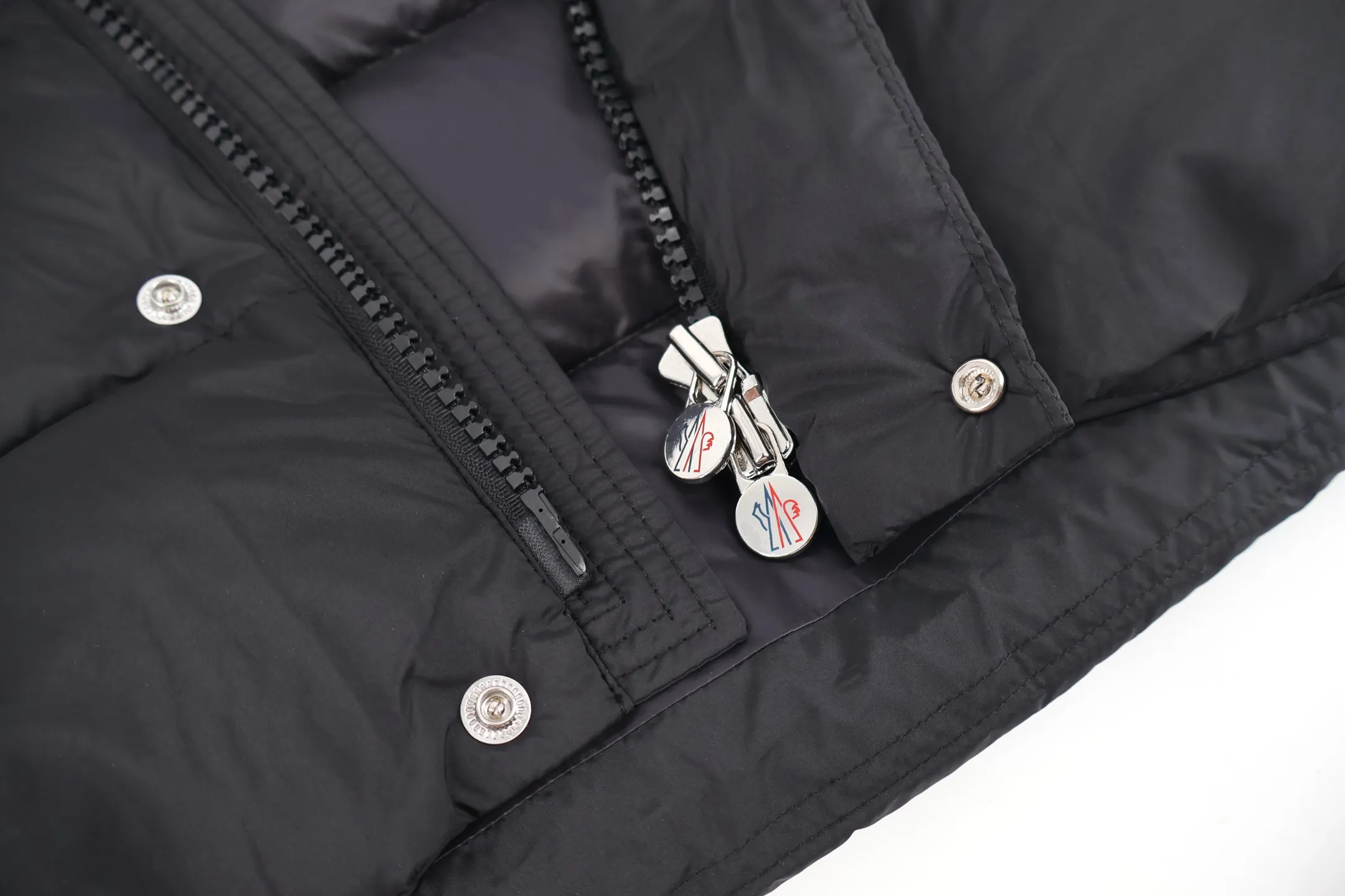 P1010 Moncler Vezere matte matte Maya down jacket (black) was developed exclusively by purchasing the original version. In 2023, the original black and cream white versions were purchased. In 2024, ZG bought the original version as soon as the pearl gray came out and developed it. This year, it was upgraded again to the special 95 white goose down version, with original fabrics, and the most original version on the entire network. The iconic Moncler down jacket is instantly recognizable. The Moncler Maya 70 short down jacket is presented in a new color scheme. Made from matte fabric and featuring signature checkered quilting, it reflects the essence of the Moncler brand. The style features a sharp silhouette with a detachable hood and adjustable hem in a timeless design suitable for every season and trend. The sleeves feature classic patch pockets. Size:1-2-3-4-5