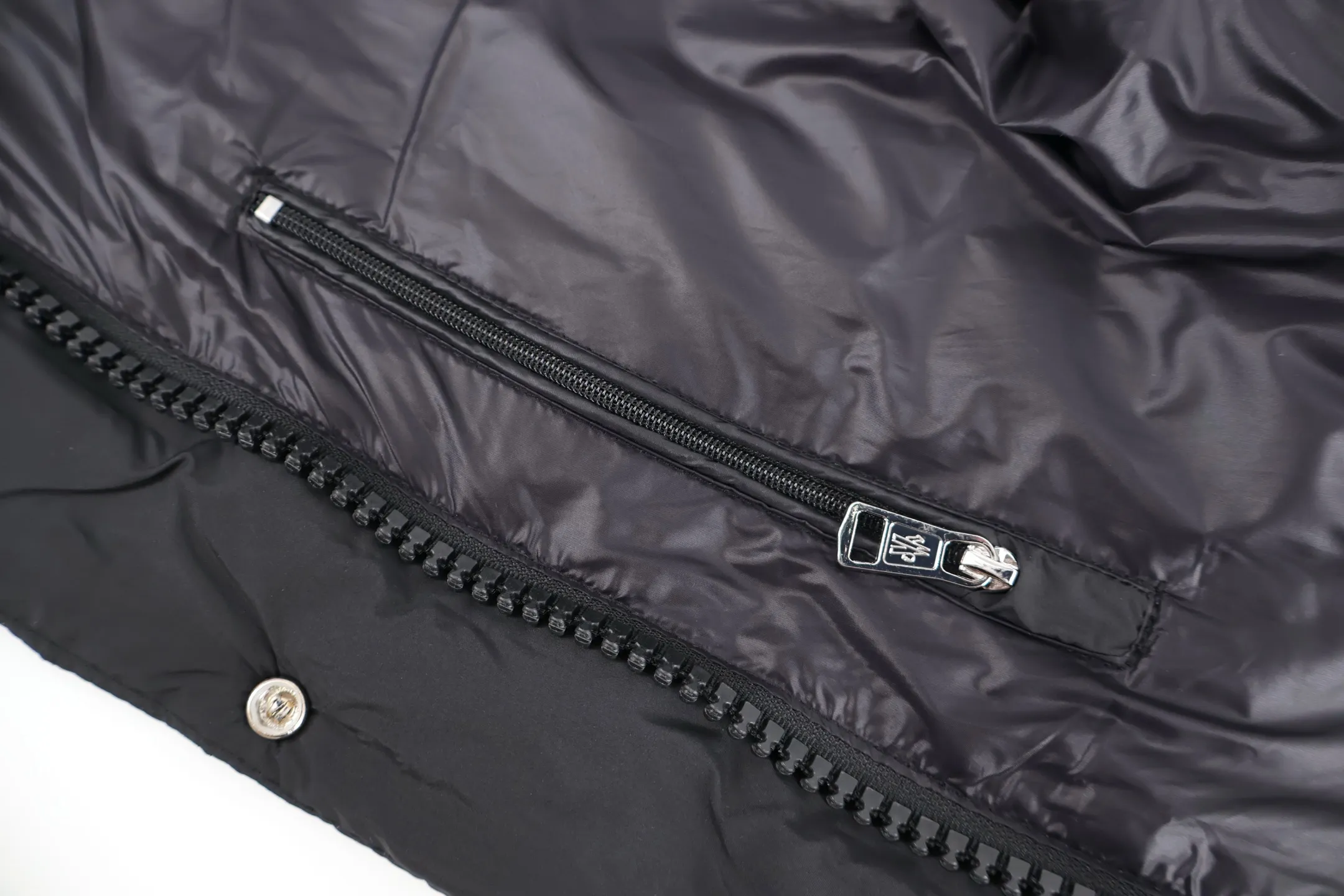 P1010 Moncler Vezere matte matte Maya down jacket (black) was developed exclusively by purchasing the original version. In 2023, the original black and cream white versions were purchased. In 2024, ZG bought the original version as soon as the pearl gray came out and developed it. This year, it was upgraded again to the special 95 white goose down version, with original fabrics, and the most original version on the entire network. The iconic Moncler down jacket is instantly recognizable. The Moncler Maya 70 short down jacket is presented in a new color scheme. Made from matte fabric and featuring signature checkered quilting, it reflects the essence of the Moncler brand. The style features a sharp silhouette with a detachable hood and adjustable hem in a timeless design suitable for every season and trend. The sleeves feature classic patch pockets. Size:1-2-3-4-5
