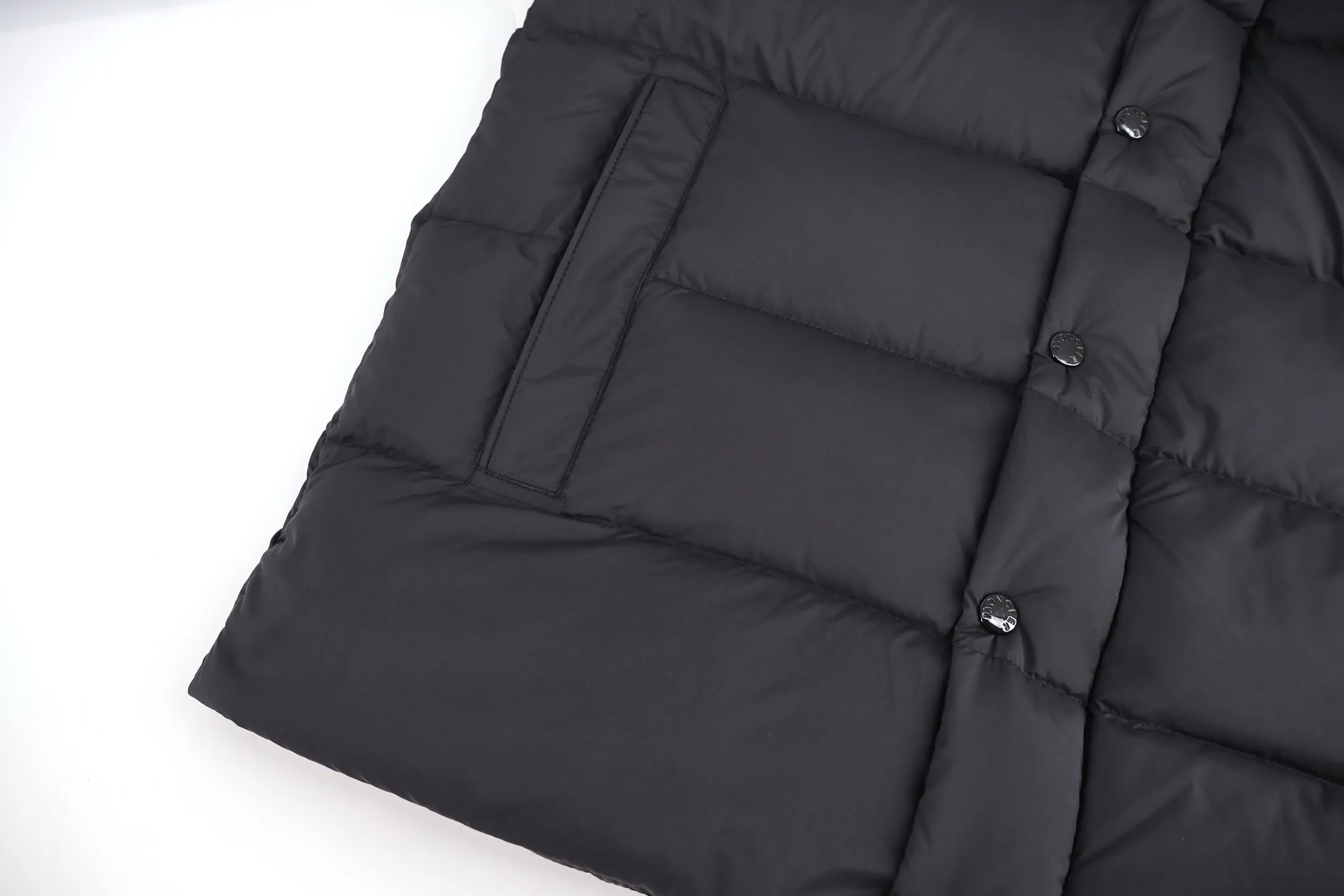 P1010 Moncler Vezere matte matte Maya down jacket (black) was developed exclusively by purchasing the original version. In 2023, the original black and cream white versions were purchased. In 2024, ZG bought the original version as soon as the pearl gray came out and developed it. This year, it was upgraded again to the special 95 white goose down version, with original fabrics, and the most original version on the entire network. The iconic Moncler down jacket is instantly recognizable. The Moncler Maya 70 short down jacket is presented in a new color scheme. Made from matte fabric and featuring signature checkered quilting, it reflects the essence of the Moncler brand. The style features a sharp silhouette with a detachable hood and adjustable hem in a timeless design suitable for every season and trend. The sleeves feature classic patch pockets. Size:1-2-3-4-5