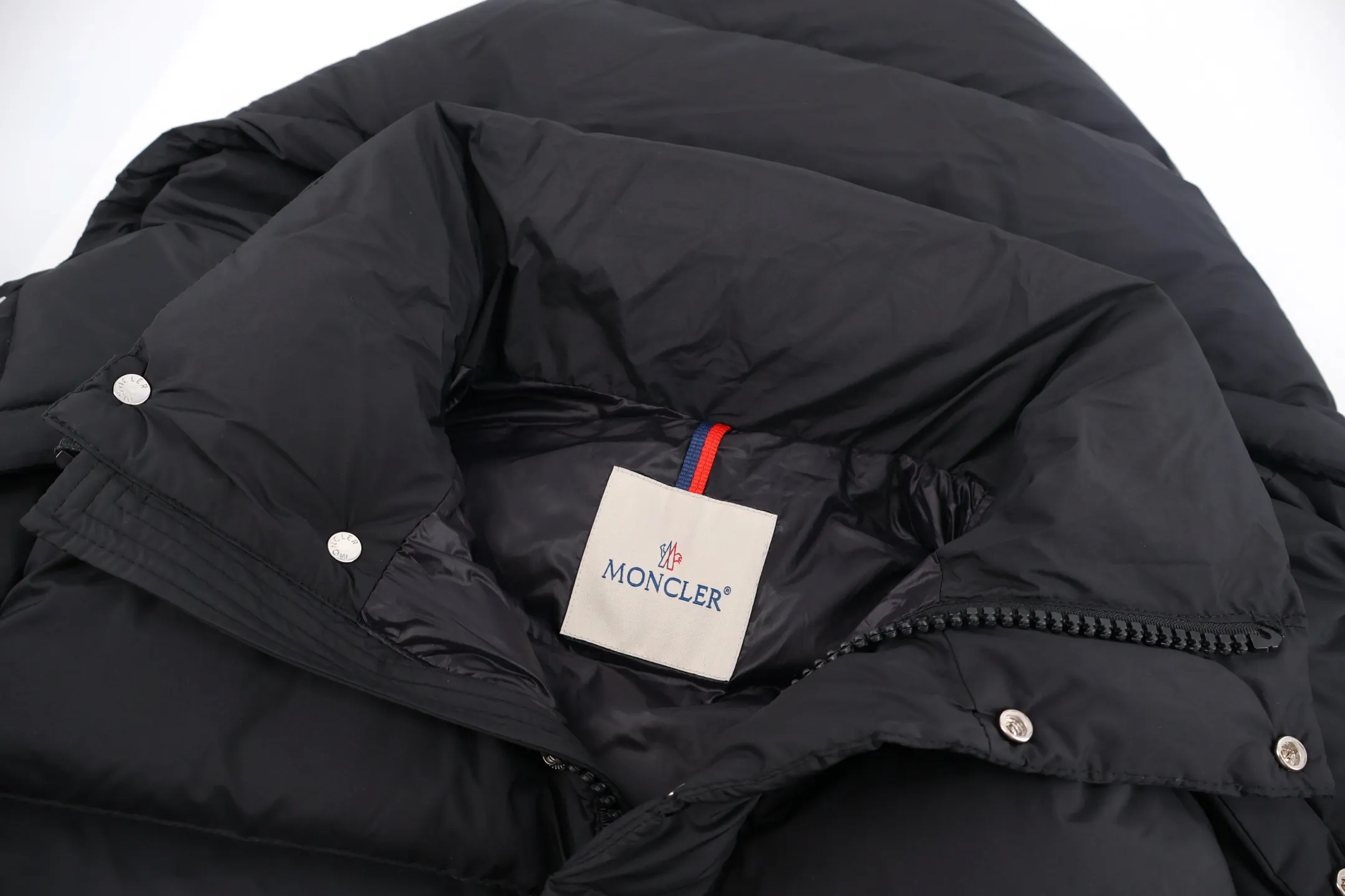 P1010 Moncler Vezere matte matte Maya down jacket (black) was developed exclusively by purchasing the original version. In 2023, the original black and cream white versions were purchased. In 2024, ZG bought the original version as soon as the pearl gray came out and developed it. This year, it was upgraded again to the special 95 white goose down version, with original fabrics, and the most original version on the entire network. The iconic Moncler down jacket is instantly recognizable. The Moncler Maya 70 short down jacket is presented in a new color scheme. Made from matte fabric and featuring signature checkered quilting, it reflects the essence of the Moncler brand. The style features a sharp silhouette with a detachable hood and adjustable hem in a timeless design suitable for every season and trend. The sleeves feature classic patch pockets. Size:1-2-3-4-5