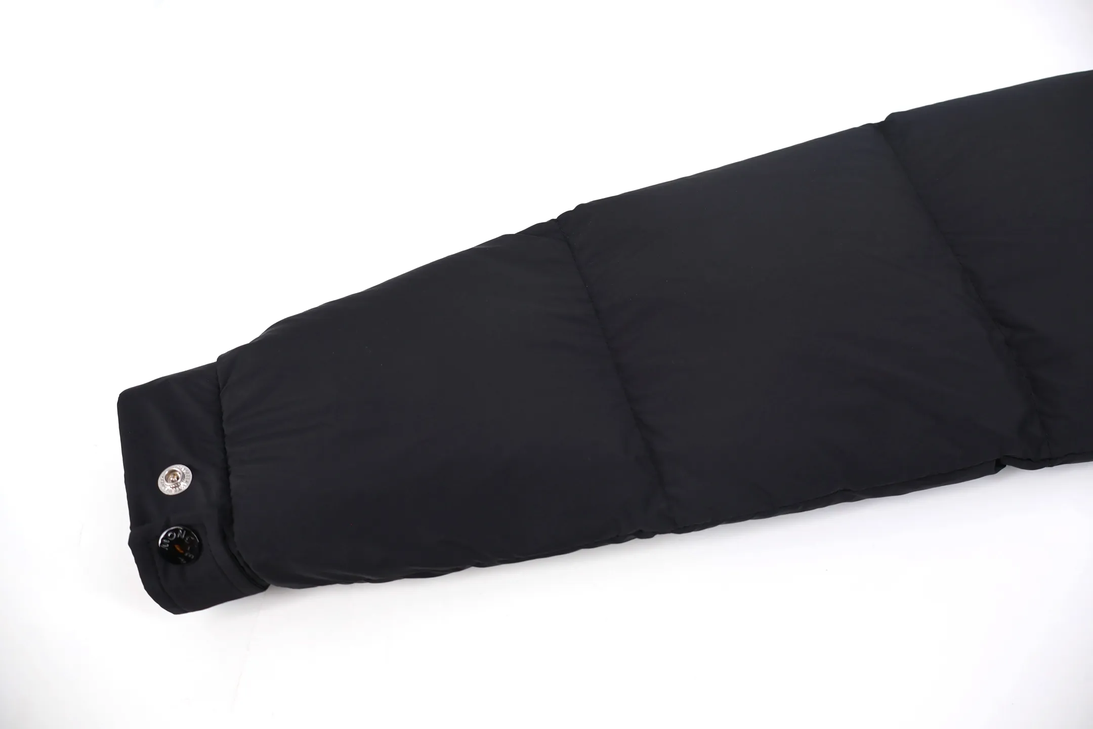 P1010 Moncler Vezere matte matte Maya down jacket (black) was developed exclusively by purchasing the original version. In 2023, the original black and cream white versions were purchased. In 2024, ZG bought the original version as soon as the pearl gray came out and developed it. This year, it was upgraded again to the special 95 white goose down version, with original fabrics, and the most original version on the entire network. The iconic Moncler down jacket is instantly recognizable. The Moncler Maya 70 short down jacket is presented in a new color scheme. Made from matte fabric and featuring signature checkered quilting, it reflects the essence of the Moncler brand. The style features a sharp silhouette with a detachable hood and adjustable hem in a timeless design suitable for every season and trend. The sleeves feature classic patch pockets. Size:1-2-3-4-5