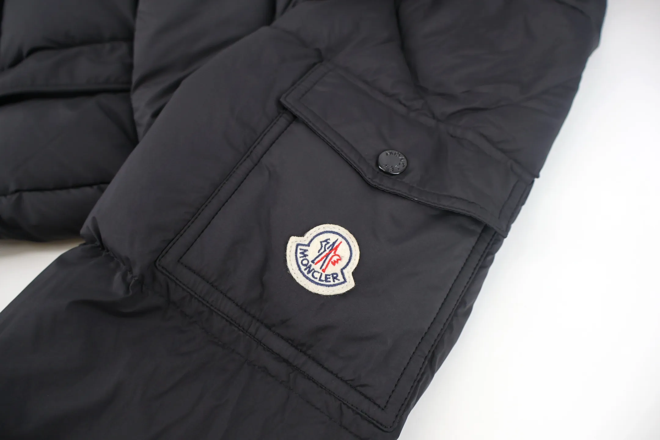 P1010 Moncler Vezere matte matte Maya down jacket (black) was developed exclusively by purchasing the original version. In 2023, the original black and cream white versions were purchased. In 2024, ZG bought the original version as soon as the pearl gray came out and developed it. This year, it was upgraded again to the special 95 white goose down version, with original fabrics, and the most original version on the entire network. The iconic Moncler down jacket is instantly recognizable. The Moncler Maya 70 short down jacket is presented in a new color scheme. Made from matte fabric and featuring signature checkered quilting, it reflects the essence of the Moncler brand. The style features a sharp silhouette with a detachable hood and adjustable hem in a timeless design suitable for every season and trend. The sleeves feature classic patch pockets. Size:1-2-3-4-5