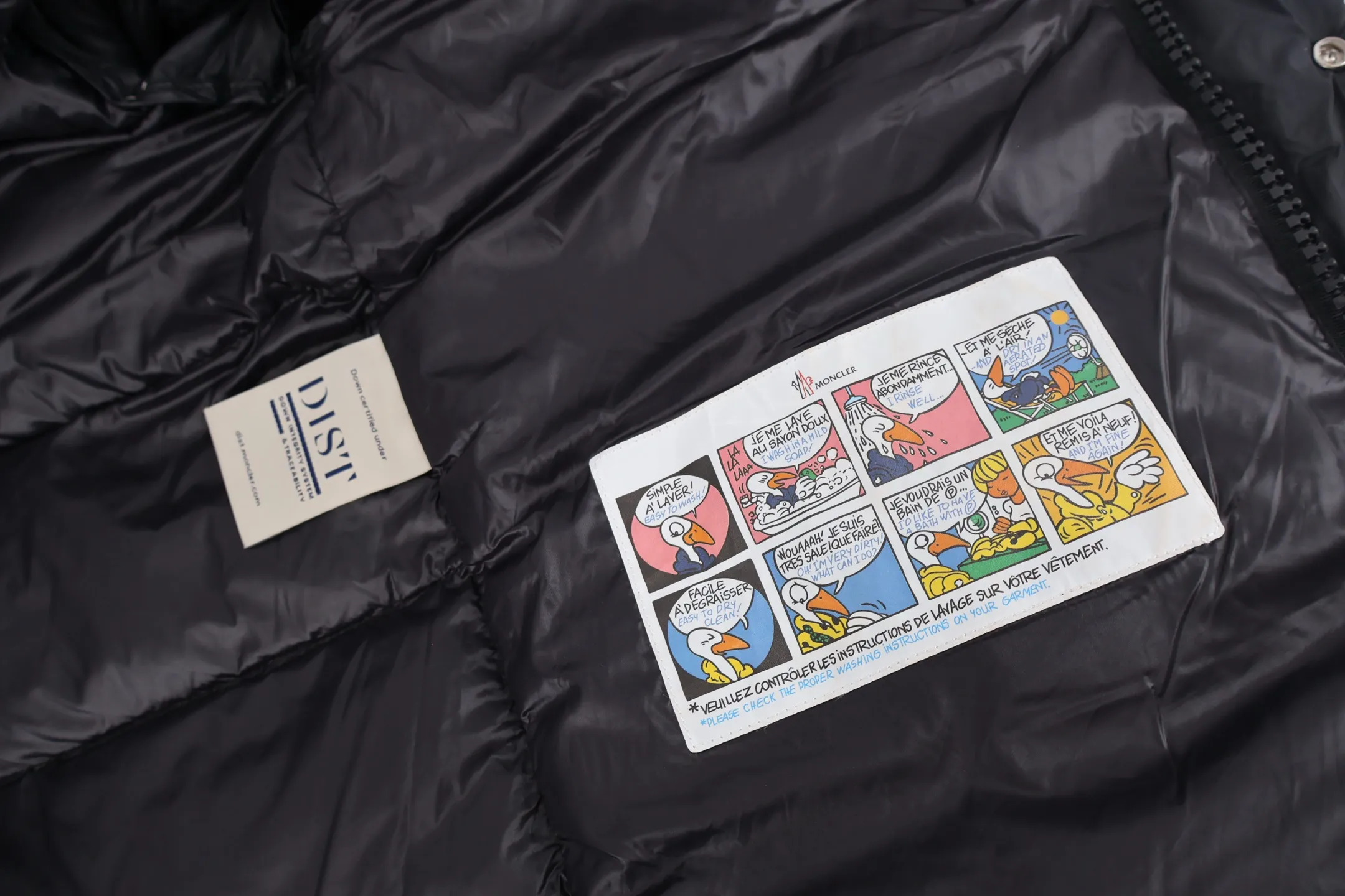 P1010 Moncler Vezere matte matte Maya down jacket (black) was developed exclusively by purchasing the original version. In 2023, the original black and cream white versions were purchased. In 2024, ZG bought the original version as soon as the pearl gray came out and developed it. This year, it was upgraded again to the special 95 white goose down version, with original fabrics, and the most original version on the entire network. The iconic Moncler down jacket is instantly recognizable. The Moncler Maya 70 short down jacket is presented in a new color scheme. Made from matte fabric and featuring signature checkered quilting, it reflects the essence of the Moncler brand. The style features a sharp silhouette with a detachable hood and adjustable hem in a timeless design suitable for every season and trend. The sleeves feature classic patch pockets. Size:1-2-3-4-5