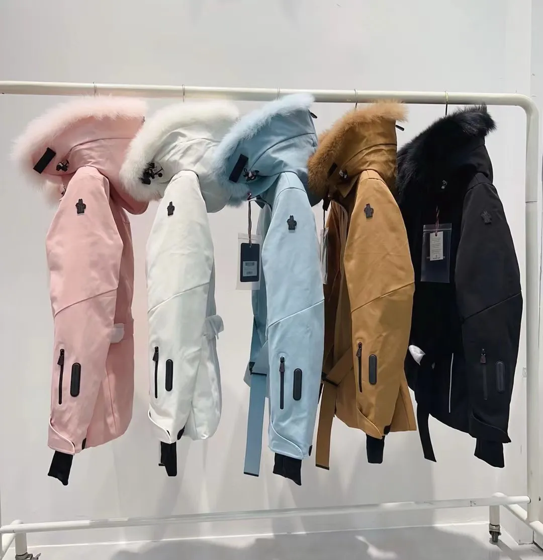 P2100 Moncler high quality autumn and winter Celac short waisted large fur collar down ski jacket 🤍 black white khaki glacier blue pink 0-1-2 customization is super invincible imported Finnish fox large fur collar genuine development of hardware accessories all details are fully processed in the back logo webbing waist perfect fit upper body effect is great versatile fashionable and handsome national standard 90% imported velvet filling the original memory silk fabric texture of the counter is amazing Keep warm and avoid bulking