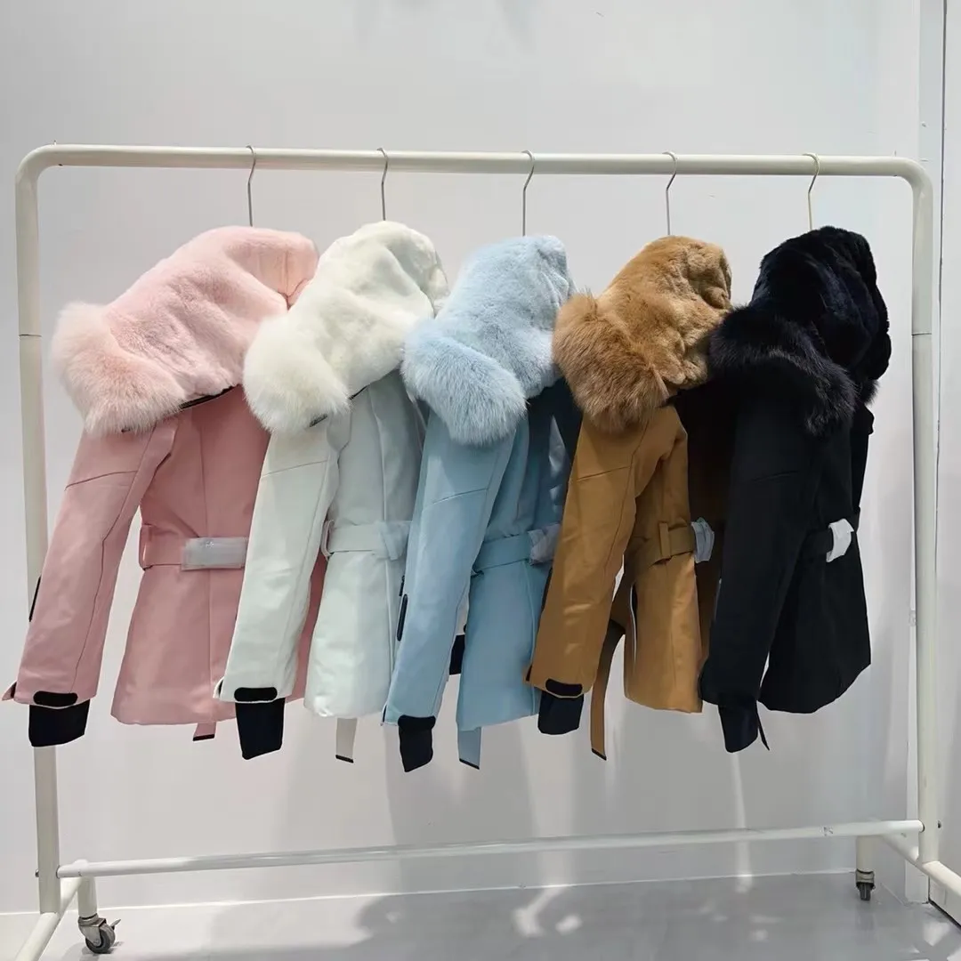 P2100 Moncler high quality autumn and winter Celac short waisted large fur collar down ski jacket 🤍 black white khaki glacier blue pink 0-1-2 customization is super invincible imported Finnish fox large fur collar genuine development of hardware accessories all details are fully processed in the back logo webbing waist perfect fit upper body effect is great versatile fashionable and handsome national standard 90% imported velvet filling the original memory silk fabric texture of the counter is amazing Keep warm and avoid bulking