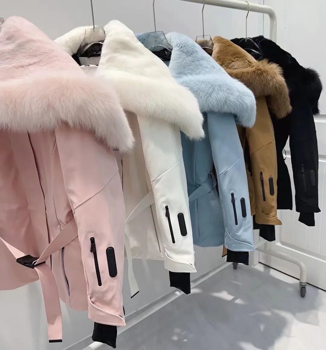 P2100 Moncler high quality autumn and winter Celac short waisted large fur collar down ski jacket 🤍 black white khaki glacier blue pink 0-1-2 customization is super invincible imported Finnish fox large fur collar genuine development of hardware accessories all details are fully processed in the back logo webbing waist perfect fit upper body effect is great versatile fashionable and handsome national standard 90% imported velvet filling the original memory silk fabric texture of the counter is amazing Keep warm and avoid bulking