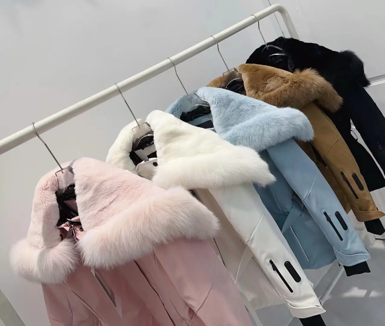 P2100 Moncler high quality autumn and winter Celac short waisted large fur collar down ski jacket 🤍 black white khaki glacier blue pink 0-1-2 customization is super invincible imported Finnish fox large fur collar genuine development of hardware accessories all details are fully processed in the back logo webbing waist perfect fit upper body effect is great versatile fashionable and handsome national standard 90% imported velvet filling the original memory silk fabric texture of the counter is amazing Keep warm and avoid bulking