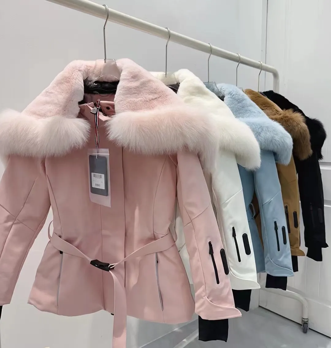 P2100 Moncler high quality autumn and winter Celac short waisted large fur collar down ski jacket 🤍 black white khaki glacier blue pink 0-1-2 customization is super invincible imported Finnish fox large fur collar genuine development of hardware accessories all details are fully processed in the back logo webbing waist perfect fit upper body effect is great versatile fashionable and handsome national standard 90% imported velvet filling the original memory silk fabric texture of the counter is amazing Keep warm and avoid bulking
