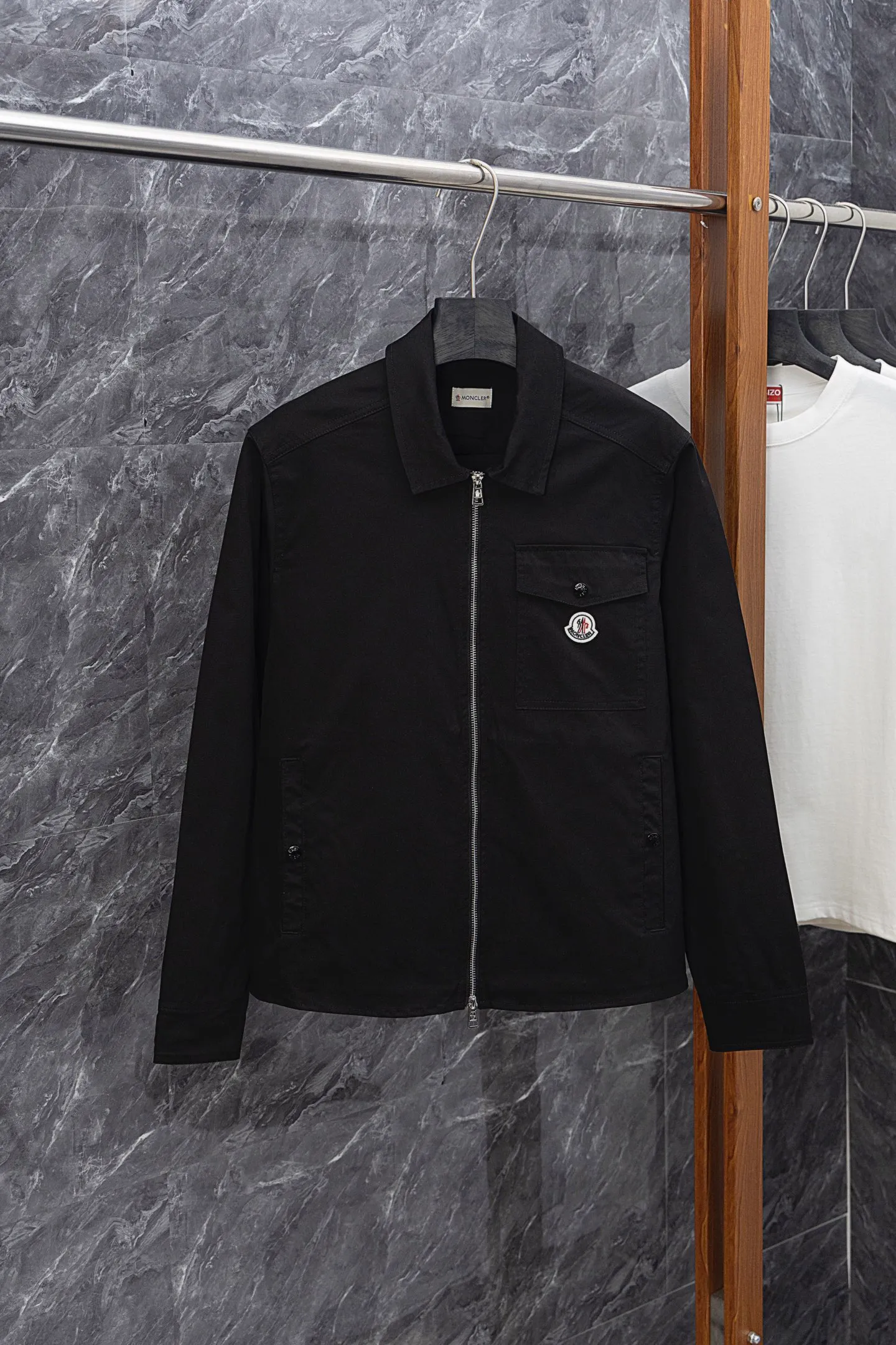 P320 Model No. J017 MONCLER Mouthless Classic Pocket Small Label Jacket The back of the jacket is made of 400 grams of pure cotton twill fabric with clear lines. The original order is customized at 1:1 with smooth and delicate lines. Better hand feel and texture. Not easy to deform, not easy to shrink, not easy to fade, and maintains long-term beauty. Color Black Size S-XL