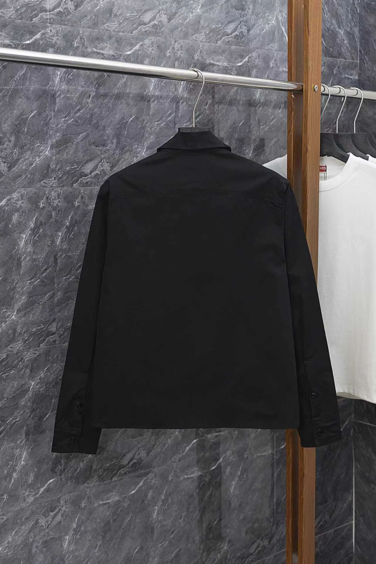 P320 Model No. J017 MONCLER Mouthless Classic Pocket Small Label Jacket The back of the jacket is made of 400 grams of pure cotton twill fabric with clear lines. The original order is customized at 1:1 with smooth and delicate lines. Better hand feel and texture. Not easy to deform, not easy to shrink, not easy to fade, and maintains long-term beauty. Color Black Size S-XL