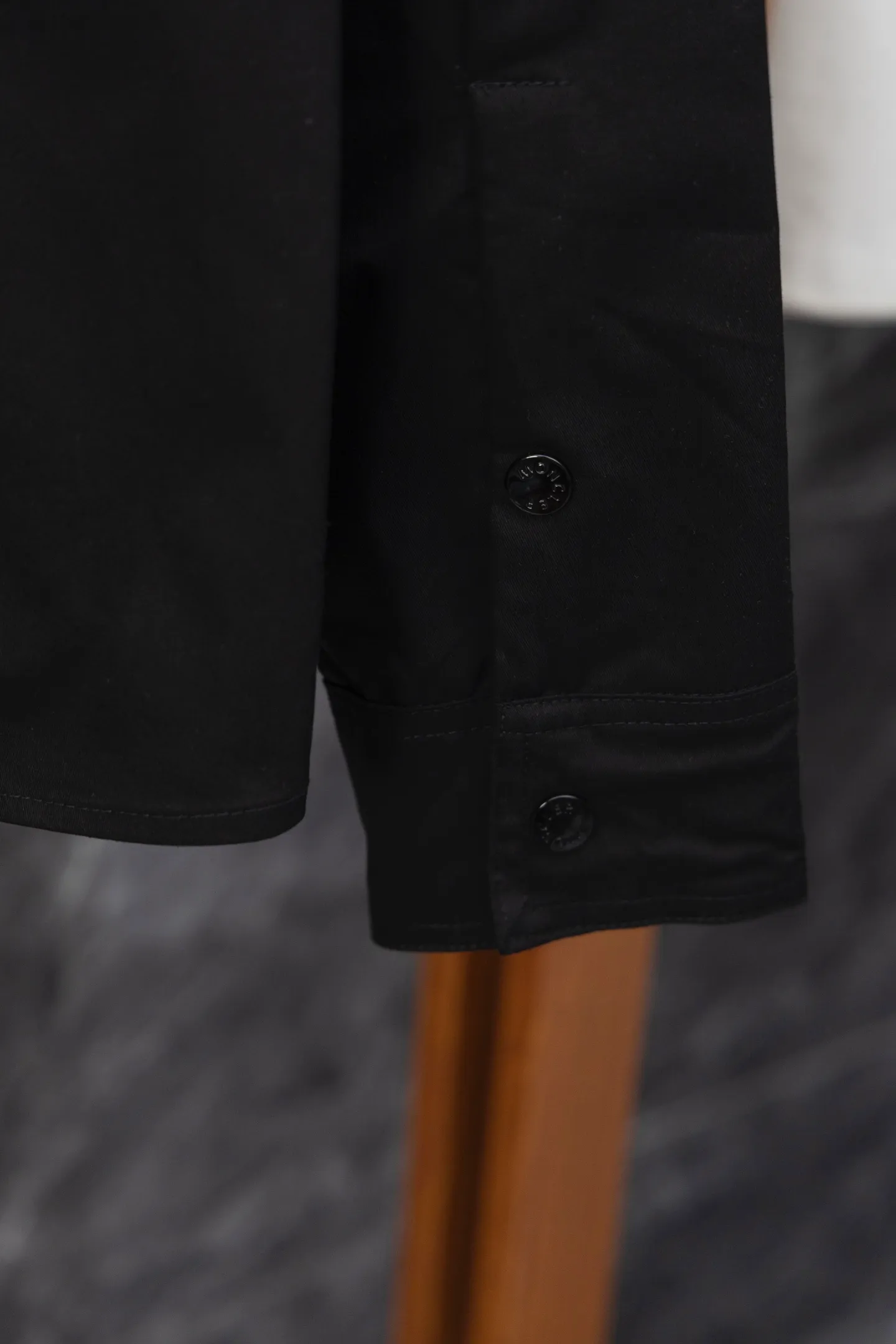 P320 Model No. J017 MONCLER Mouthless Classic Pocket Small Label Jacket The back of the jacket is made of 400 grams of pure cotton twill fabric with clear lines. The original order is customized at 1:1 with smooth and delicate lines. Better hand feel and texture. Not easy to deform, not easy to shrink, not easy to fade, and maintains long-term beauty. Color Black Size S-XL